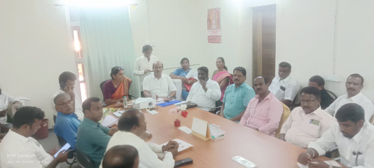 west_chennai's tweet photo. இன்று மதியம் மத்திய சென்னை மேற்கு மாவட்ட தலைவர் திருமதி லதா சண்முகசுந்தரம் அவர்கள் தலைமையில்  அணி, பிரிவு தலைவர்கள்  கூட்டம் மாநில செயற்குழு உறுப்பினர் திரு.C.R.நந்தகுமார் அவர்கள் முன்னிலையில் நடைபெற்றது. மாவட்ட அணி, பிரிவு தலைவர்கள் கலந்து கொண்டு கருத்துக்களை எடுத்துரைத்தனர். https://t.co/jlRNG3PIGl