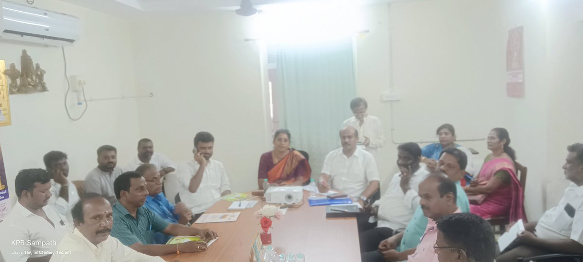 west_chennai's tweet photo. இன்று மதியம் மத்திய சென்னை மேற்கு மாவட்ட தலைவர் திருமதி லதா சண்முகசுந்தரம் அவர்கள் தலைமையில்  அணி, பிரிவு தலைவர்கள்  கூட்டம் மாநில செயற்குழு உறுப்பினர் திரு.C.R.நந்தகுமார் அவர்கள் முன்னிலையில் நடைபெற்றது. மாவட்ட அணி, பிரிவு தலைவர்கள் கலந்து கொண்டு கருத்துக்களை எடுத்துரைத்தனர். https://t.co/jlRNG3PIGl