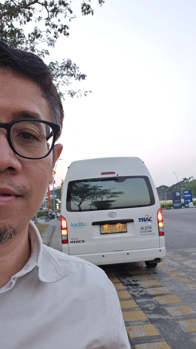 endra_a's tweet photo. Pulang naik Kadou, ga pake capek, turun di depan kompleks lagi, yuhuuu!
#InsanAstraAyoNaikTransumJakarta https://t.co/YYlbIAntyd