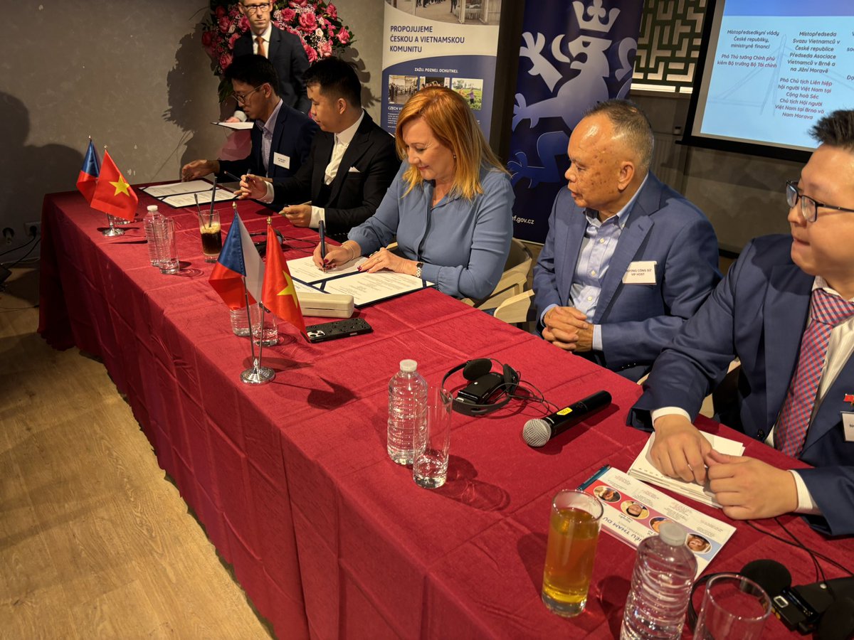 Dokulil_CT's tweet photo. (1/2) Ministerstvo financí a organizace zastupující vietnamské podnikatele v Česku dnes podepsali memorandum o informační spolupráci. Cílem má být srozumitelné a jazykově dostupné informování těchto podnikatelů o připravovaných změnách v oblasti veřejných financí a daní. https://t.co/nUpvqfvmUA