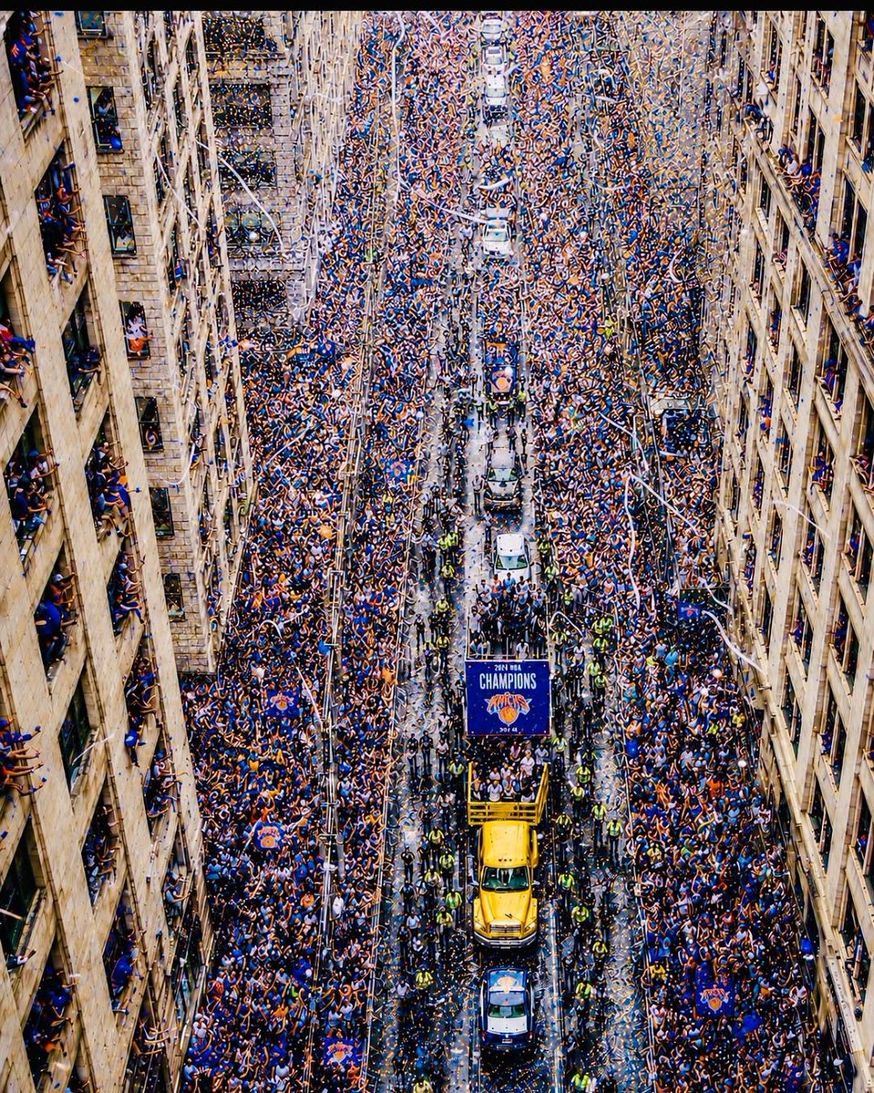 NatureRoot88's tweet photo. Knicks parade at the canyon of Heros!
New York City 🇺🇸 https://t.co/h5KfOx8Z6W