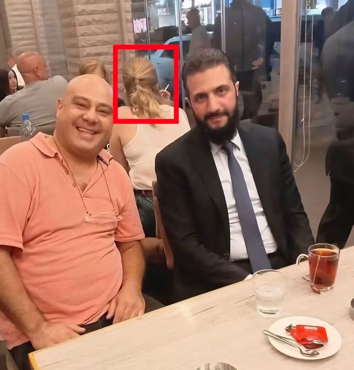 m_alkhalil86's tweet photo. الهجري الذي يُخوّف الدروز من الرئيس أحمد الشرع، بحجة التشدّد !! 

 الرئيس الذي يتهمه الهجري يجلس في المطعم كأي مواطن عادي ، وتوجد سيدة غير محجبة تدخن بكل حرية .

بينما العلماني المدني الذي يأمر كلابه بقتـ ـل أي فتاة درزية تتزوج من خارج الطائفة !!

. https://t.co/QzT5RNV4sW