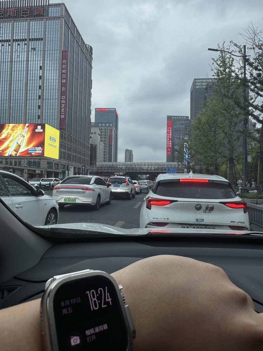 nhsucnf73692's tweet photo. 我发现带着美女头像的，大部分是骗子，莫名其妙就要看真人照片的也奇怪，我说保护双方，不应该慢慢来，面基吗？骗子实在太多…大家小心。

今天约了个小姑娘，03年，端午来找郑州朋友玩，腿白又长。
下午逛了逛正弘喝杯咖啡，磨来磨去，我说送小美女回酒店坐坐，太累了，等晚上找个地喝喝酒🍺 https://t.co/s2HAW4wL8U