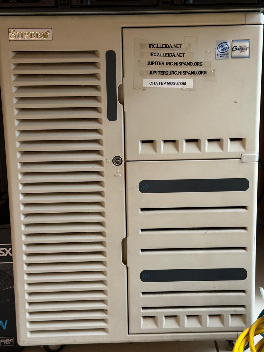 siscosisco's tweet photo. Hoy enviamos definitivamente al reciclado a un servidor histórico del Internet en el mundo hispano, el que ha sido el servidor principal durante muchos años del backbone del IRC-Hispano y germen de muchísimos profesionales que leen este post :-) @lleidanet @NetHistorian https://t.co/OQU7eBN1lN