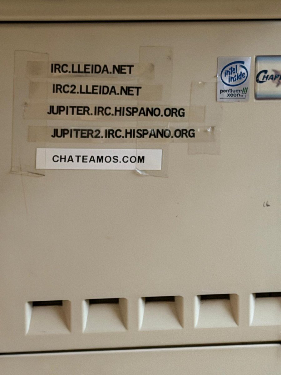 siscosisco's tweet photo. Hoy enviamos definitivamente al reciclado a un servidor histórico del Internet en el mundo hispano, el que ha sido el servidor principal durante muchos años del backbone del IRC-Hispano y germen de muchísimos profesionales que leen este post :-) @lleidanet @NetHistorian https://t.co/OQU7eBN1lN