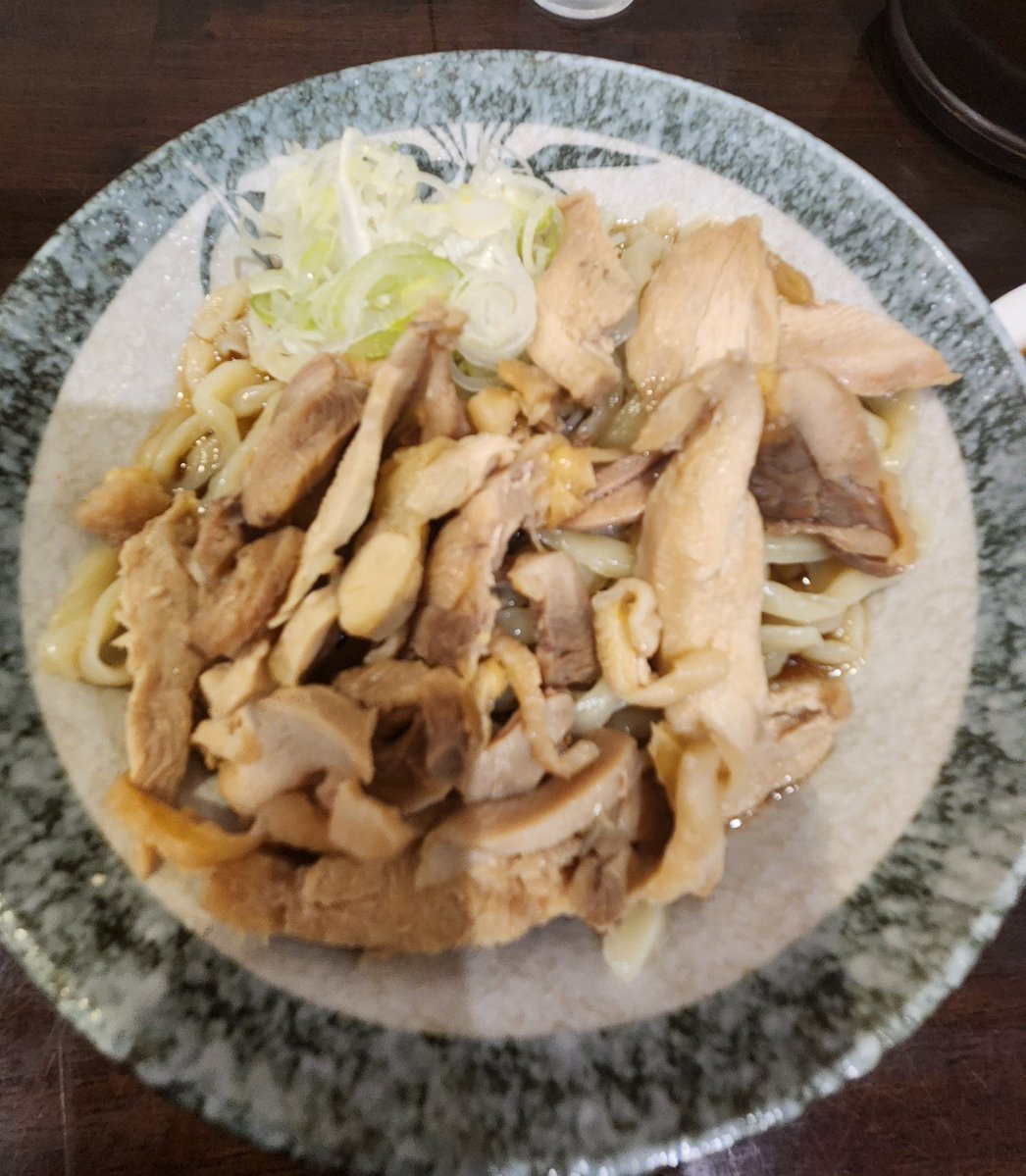JIBANEKOHOSI's tweet photo. 【麺道 自然や】山形市寿町

🍜日替わり冷やしぶっかけ700円/親鶏/太打ち麺
🍛からあげカレー400円

噛むほど旨味のある親鶏肉。冷水でしめた自家製太麺はコシが強くぶりぶりの弾力。でっかいからあげが乗ったカレーはボリューム満点！💯
このボリュームで合わせて1100円！コスパ最強コンボ！👊🙏 https://t.co/spLTF2SvMv