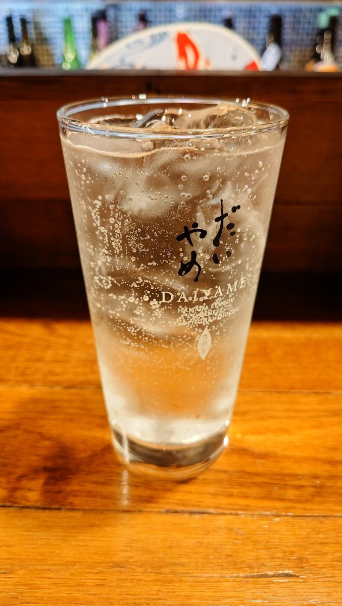 tdeg52's tweet photo. 金曜夕方の開放感に任せて、ちょい飲みに出てしまう。
１軒目は、カレーで呑めるおばんざいバー。
金曜だしね。
チルグリーンソーダ割

常連に囲まれて、アウェー感だった(；´Д｀)
でも温かく見送ってくれたよ🥹

#ちょい飲み手帖 #岡山 https://t.co/DE645YWMSq