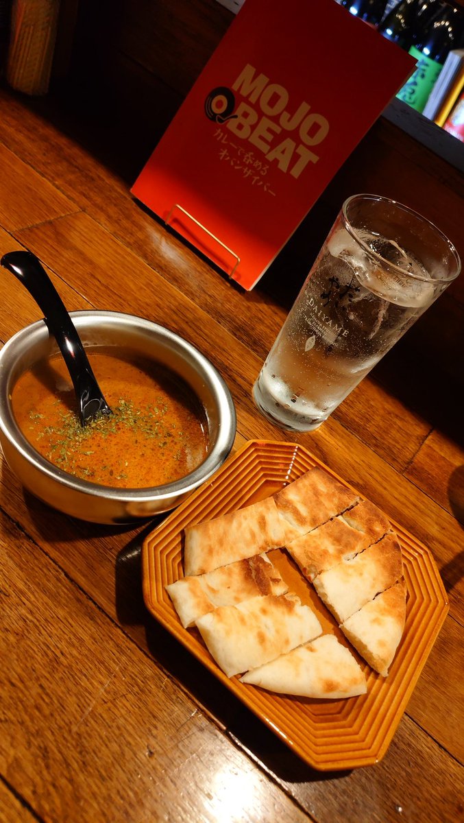 tdeg52's tweet photo. 金曜夕方の開放感に任せて、ちょい飲みに出てしまう。
１軒目は、カレーで呑めるおばんざいバー。
金曜だしね。
チルグリーンソーダ割

常連に囲まれて、アウェー感だった(；´Д｀)
でも温かく見送ってくれたよ🥹

#ちょい飲み手帖 #岡山 https://t.co/DE645YWMSq