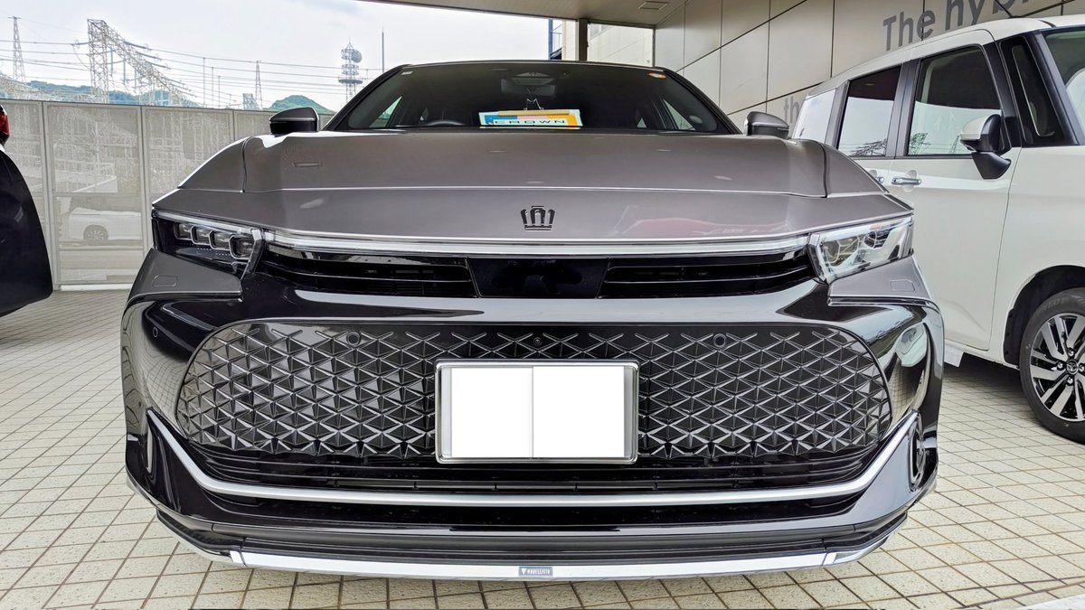 Shadow_moon2025's tweet photo. 今朝は、68.2㌔(-0.2)でした🙂
トヨタディーラーに展示されていた
現行クラウン👑のクロスオーバー、
フルエアロになると一段と格好良い
ですね🤩ボディカラーも渋い🙆
フロントバンパーの開口が大きく
迫力満点ですが、よく見たら穴は
全く開いてませんでした🙅
メッシュ調パネルなだけ〜😅 https://t.co/v7nUR8U2ia
