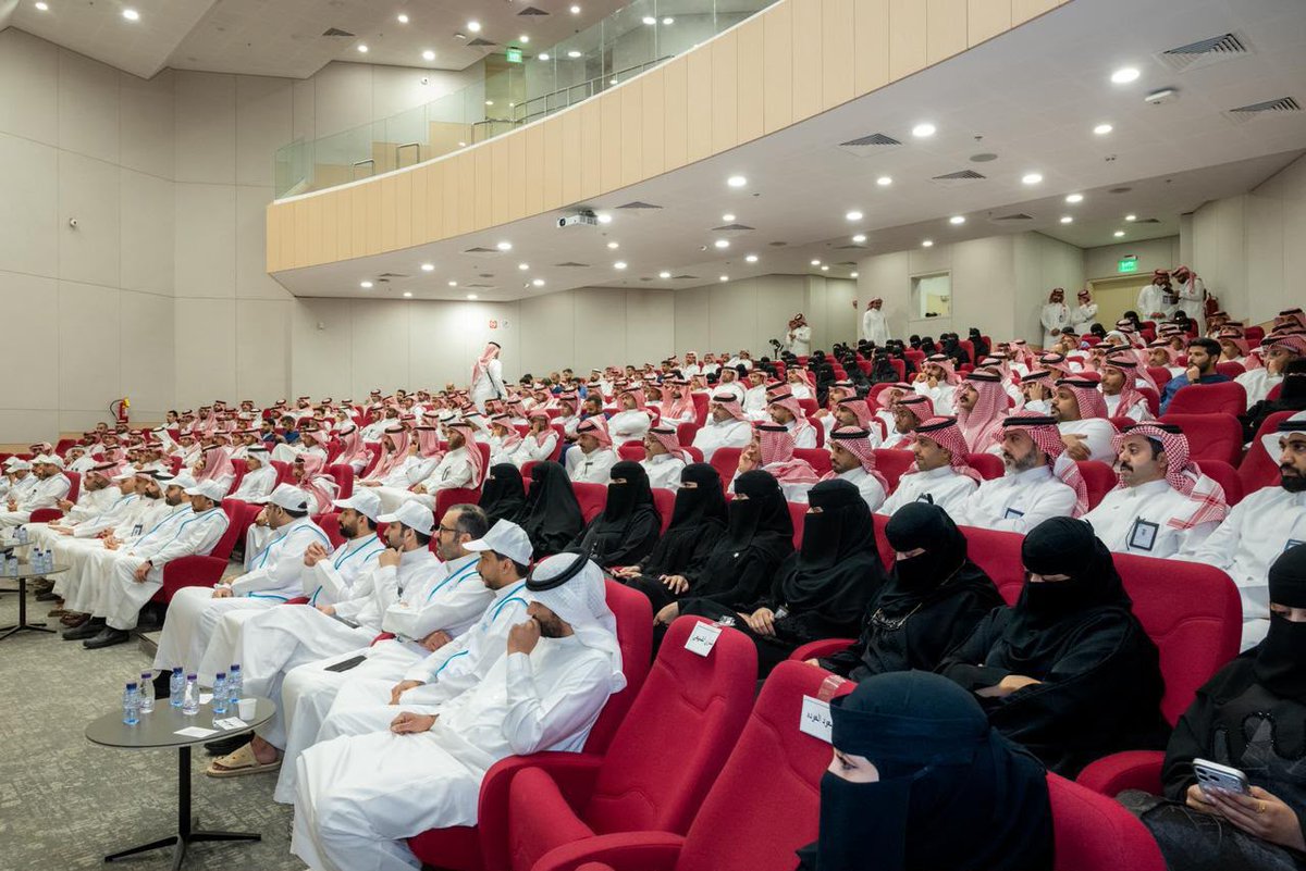 AlArabiya_KSA's tweet photo. أكد الرئيس التنفيذي لشركة الصحة القابضة ناصر الحقباني خلال اللقاء المفتوح مع العاملين بتجمع حائل الصحي أن الرواتب لن تقل عما كانت عليه، وأن التقييم السنوي للموظفين سيكون مرتبطا برضى المستفيدين، يأتي ذلك قبل أسابيع من تحويل 7 تجمعات صحية لشركة الصحة القابضة.

عبر: 
@Freeh_Alrmalee

🛑 التقييم السنوي للموظفين من فنيين وأطباء سيكون مرتبط بشكل مباشر برضى المستفيدين من الخدمات الصحية.

🛑 مستحقات الموظفين في التجمعات الصحية التي تسبق تاريخ الانتقال تعد حقا محفوظا للموظف وفق الأنظمة والإجراءات المعمول بها.

🛑 الراتب الإجمالي لن يقل عن ما كان قبل التحول وفق قرار 616.

🛑 التحول الجاري يُعد أكبر عملية تحول في تاريخ القطاع الصحي في العالم.

🛑 عقد السنتين للموظفين ملزم للشركة وليس للموظف، ما يعني أن الموظف يملك حرية طلب النقل أو التقاعد متى ما رغب بذلك دون التقيد بهذه المدة، أما ما بعد السنتين فلن يتأثر الموظفين، إذ تمثل المرحلة التشغيلية استمرارا للعلاقة الوظيفية وليست نهاية لها.

🛑 البدلات المتغيرة التي لا تُصرف بشكل شهري ضمن الراتب الأساسي لا تدخل ضمن الاحتساب، والعلاوة السنوية ستكون مرتبطة بنتائج التقييم السنوي للموظف.

🛑 عقود التوظيف والعمل ستكون مكانية على مستوى التجمعات الصحية في المناطق، ومن يرغب بالانتقال إلى تجمع آخر فعليه الاستقالة والتقديم على الجهة الجديدة.

🛑 الموفدون للدراسة لن تصلهم العروض إلا بعد عودتهم، وسيكون هناك تدريب نوعي للقيادات والعاملين في أفضل الجامعات. 

🛑 لم يتم إيقاف الإجازات قبل التحول