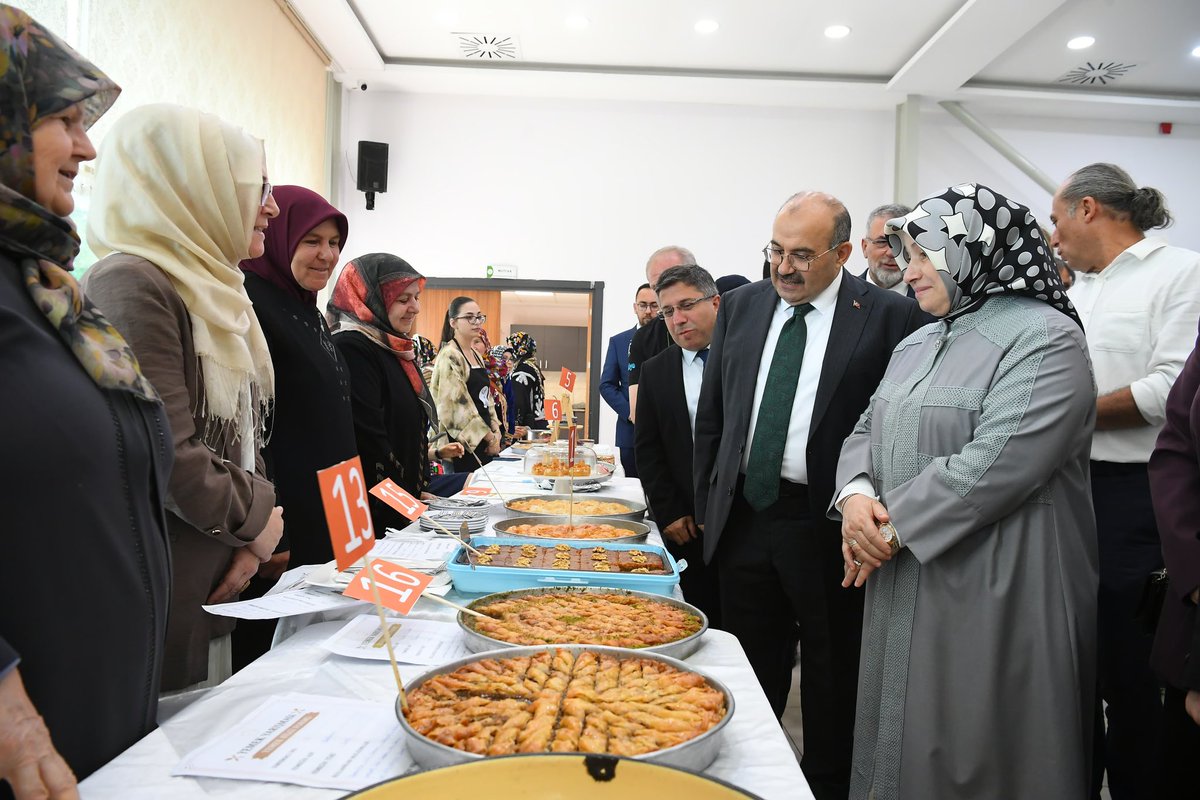 TC_Balikesir's tweet photo. 📍 Kepsut
Vali İsmail Ustaoğlu ve eşi Hanımefendi Şenay Ustaoğlu, "Kadın Eliyle Yaşayan Kültür Festivali"nde stantları ziyaret ederek üretici kadınlar ve vatandaşlarla bir araya geldi. 

Vali Ustaoğlu: "Kadın emeğini merkeze alan bu organizasyon, Kepsut’un kültürel zenginliğini görünür kılarken; yöresel kıyafetlerimizden mutfak kültürümüze, el emeği ürünlerden geleneksel üretim biçimlerine uzanan değerlerimizi de yaşatmaktadır."