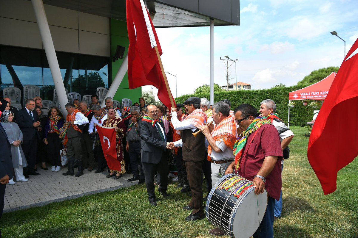 TC_Balikesir's tweet photo. 📍 Kepsut
Vali İsmail Ustaoğlu ve eşi Hanımefendi Şenay Ustaoğlu, "Kadın Eliyle Yaşayan Kültür Festivali"nde stantları ziyaret ederek üretici kadınlar ve vatandaşlarla bir araya geldi. 

Vali Ustaoğlu: "Kadın emeğini merkeze alan bu organizasyon, Kepsut’un kültürel zenginliğini görünür kılarken; yöresel kıyafetlerimizden mutfak kültürümüze, el emeği ürünlerden geleneksel üretim biçimlerine uzanan değerlerimizi de yaşatmaktadır."