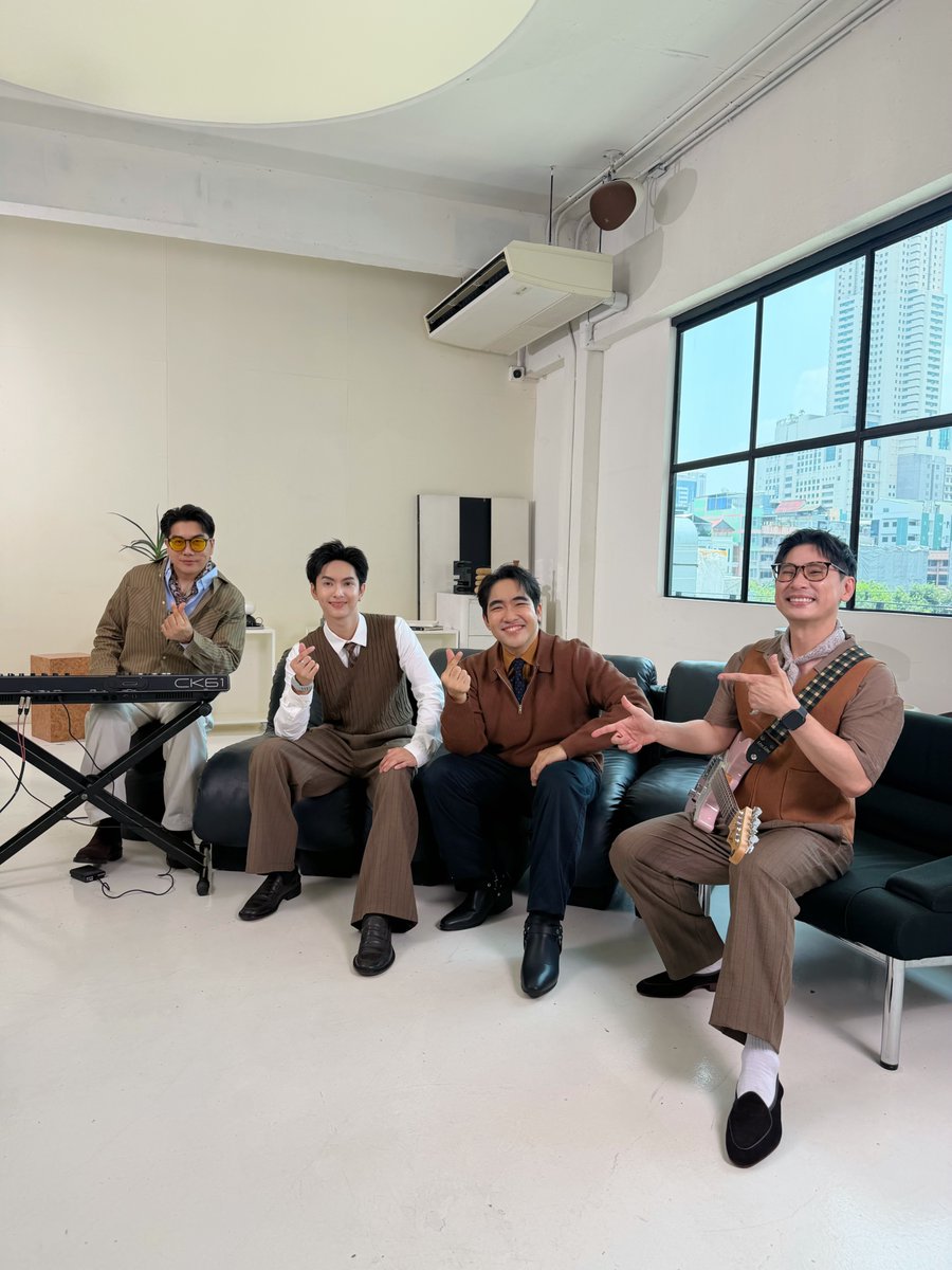 BUS_SONRAY's tweet photo. ขอบคุณ @spicydisc และพี่ ๆ No One Else นะครับ ที่ชวน #COPPERdechawat มาร่วมเป็นส่วนหนึ่งของ Live Session เพลง “คนๆนี้เป็นของคุณ” 🏠🤍

ดีใจที่ได้มาถ่ายทอดเพลงนี้ในอีกเวอร์ชัน หวังว่าทุกคนจะชอบกันนะครับ 🎙️ 〰️

No One Else x COPPER OF BUS - คนๆนี้เป็นของคุณ (Yours Version)
🔗: https://t.co/aOFc7T2hNU

#คนๆนี้เป็นของคุณ
#NoOneElseband
#SPICYDISC
#BUSbecauseofyouishine