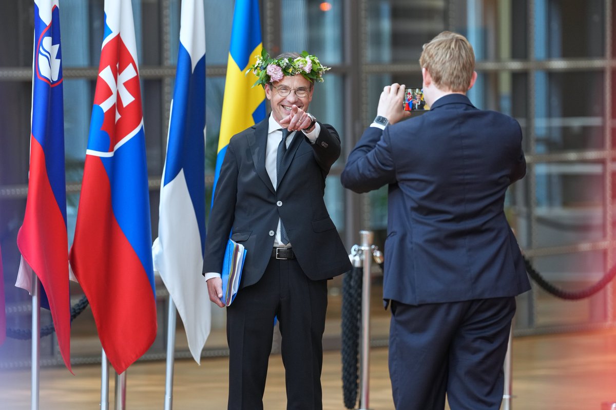 JorgeLiboreiro's tweet photo. Swedish Prime Minister Ulf Kristersson is feeling the Midsommar at the EU summit. https://t.co/G81lhJcPVd
