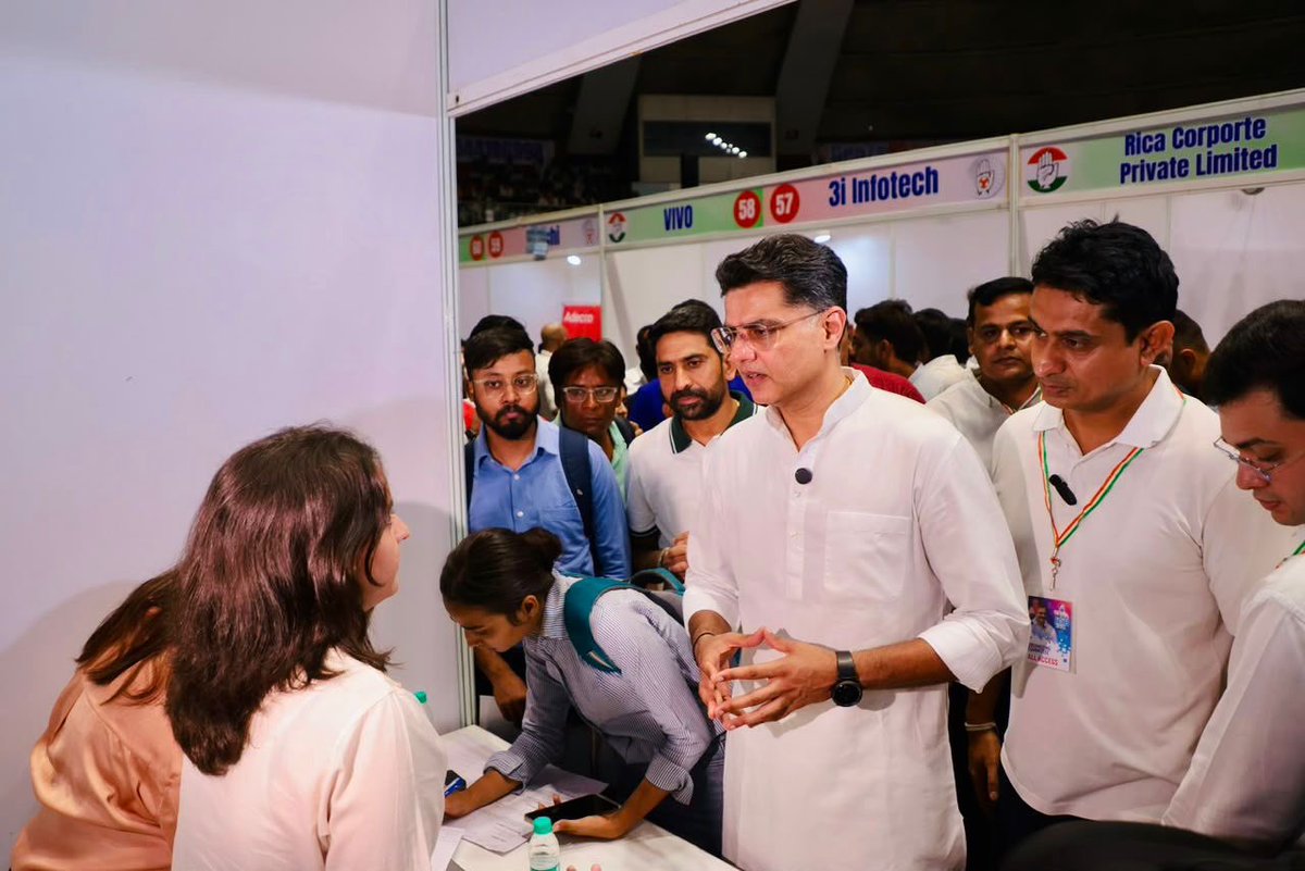 SachinPilot's tweet photo. राहुल गांधी जी के जन्मदिन के अवसर पर यूथ कांग्रेस द्वारा आयोजित “Mega Job Fair” में शामिल हुआ और अभ्यर्थियों से मुलाकात की। यह अत्यंत सकारात्मक पहल है कि यूथ कांग्रेस के प्रयासों से 35,000 से अधिक युवाओं ने इस फेयर में आवेदन किया। भाजपा को इससे सबक लेना चाहिए कि बेरोजगारी कितनी चरम पर है। 

युवाओं को सशक्त करने की जो पहल राहुल जी ने शुरू की है, उसे यूथ कांग्रेस आगे बढ़ा रही है। इसके लिए मैं यूथ कांग्रेस अध्यक्ष @UdayBhanuIYC जी और उनकी टीम को इस सफल आयोजन के लिए शुभकामनाएँ और बधाई देता हूँ।

@RahulGandhi @IYC