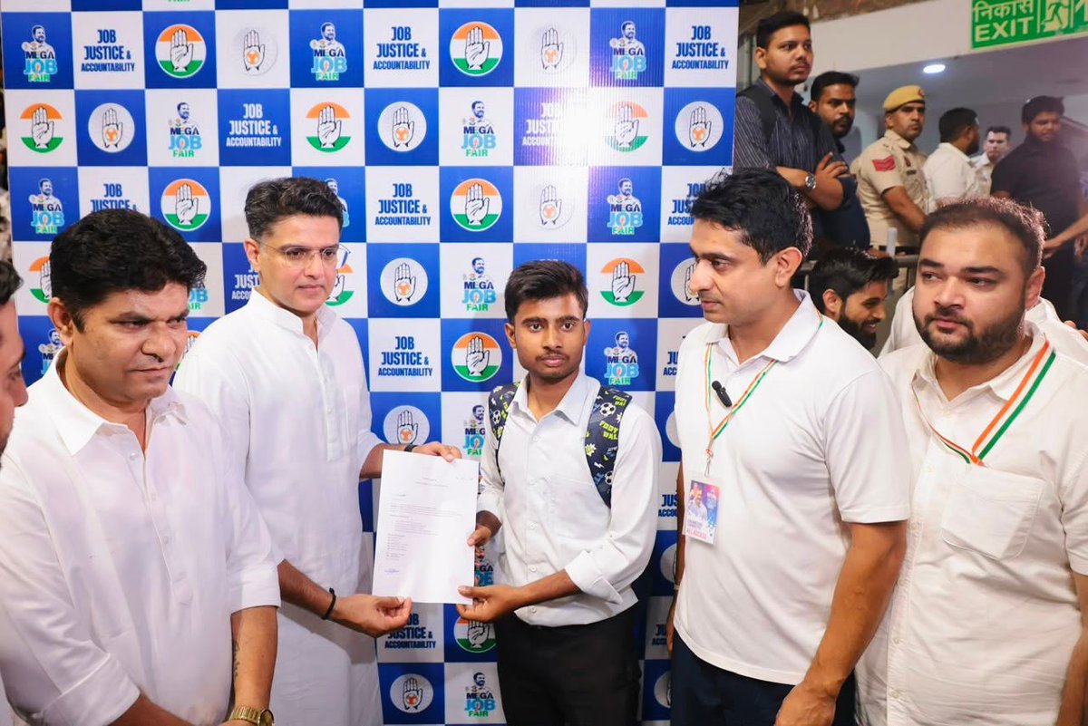 SachinPilot's tweet photo. राहुल गांधी जी के जन्मदिन के अवसर पर यूथ कांग्रेस द्वारा आयोजित “Mega Job Fair” में शामिल हुआ और अभ्यर्थियों से मुलाकात की। यह अत्यंत सकारात्मक पहल है कि यूथ कांग्रेस के प्रयासों से 35,000 से अधिक युवाओं ने इस फेयर में आवेदन किया। भाजपा को इससे सबक लेना चाहिए कि बेरोजगारी कितनी चरम पर है। 

युवाओं को सशक्त करने की जो पहल राहुल जी ने शुरू की है, उसे यूथ कांग्रेस आगे बढ़ा रही है। इसके लिए मैं यूथ कांग्रेस अध्यक्ष @UdayBhanuIYC जी और उनकी टीम को इस सफल आयोजन के लिए शुभकामनाएँ और बधाई देता हूँ।

@RahulGandhi @IYC