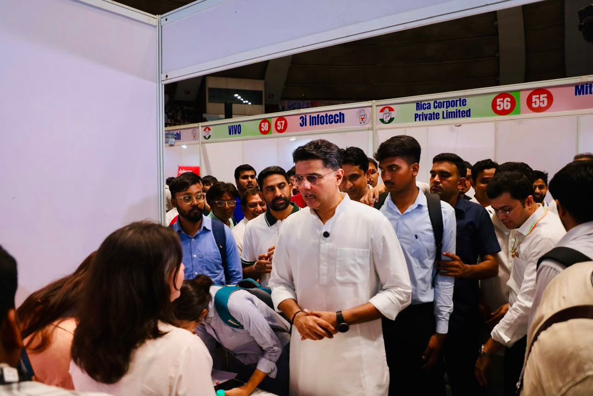 SachinPilot's tweet photo. राहुल गांधी जी के जन्मदिन के अवसर पर यूथ कांग्रेस द्वारा आयोजित “Mega Job Fair” में शामिल हुआ और अभ्यर्थियों से मुलाकात की। यह अत्यंत सकारात्मक पहल है कि यूथ कांग्रेस के प्रयासों से 35,000 से अधिक युवाओं ने इस फेयर में आवेदन किया। भाजपा को इससे सबक लेना चाहिए कि बेरोजगारी कितनी चरम पर है। 

युवाओं को सशक्त करने की जो पहल राहुल जी ने शुरू की है, उसे यूथ कांग्रेस आगे बढ़ा रही है। इसके लिए मैं यूथ कांग्रेस अध्यक्ष @UdayBhanuIYC जी और उनकी टीम को इस सफल आयोजन के लिए शुभकामनाएँ और बधाई देता हूँ।

@RahulGandhi @IYC