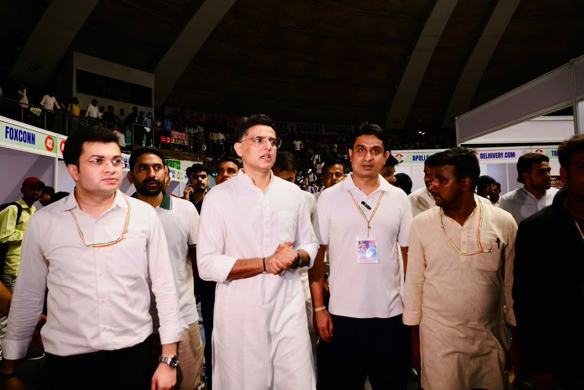 SachinPilot's tweet photo. राहुल गांधी जी के जन्मदिन के अवसर पर यूथ कांग्रेस द्वारा आयोजित “Mega Job Fair” में शामिल हुआ और अभ्यर्थियों से मुलाकात की। यह अत्यंत सकारात्मक पहल है कि यूथ कांग्रेस के प्रयासों से 35,000 से अधिक युवाओं ने इस फेयर में आवेदन किया। भाजपा को इससे सबक लेना चाहिए कि बेरोजगारी कितनी चरम पर है। 

युवाओं को सशक्त करने की जो पहल राहुल जी ने शुरू की है, उसे यूथ कांग्रेस आगे बढ़ा रही है। इसके लिए मैं यूथ कांग्रेस अध्यक्ष @UdayBhanuIYC जी और उनकी टीम को इस सफल आयोजन के लिए शुभकामनाएँ और बधाई देता हूँ।

@RahulGandhi @IYC