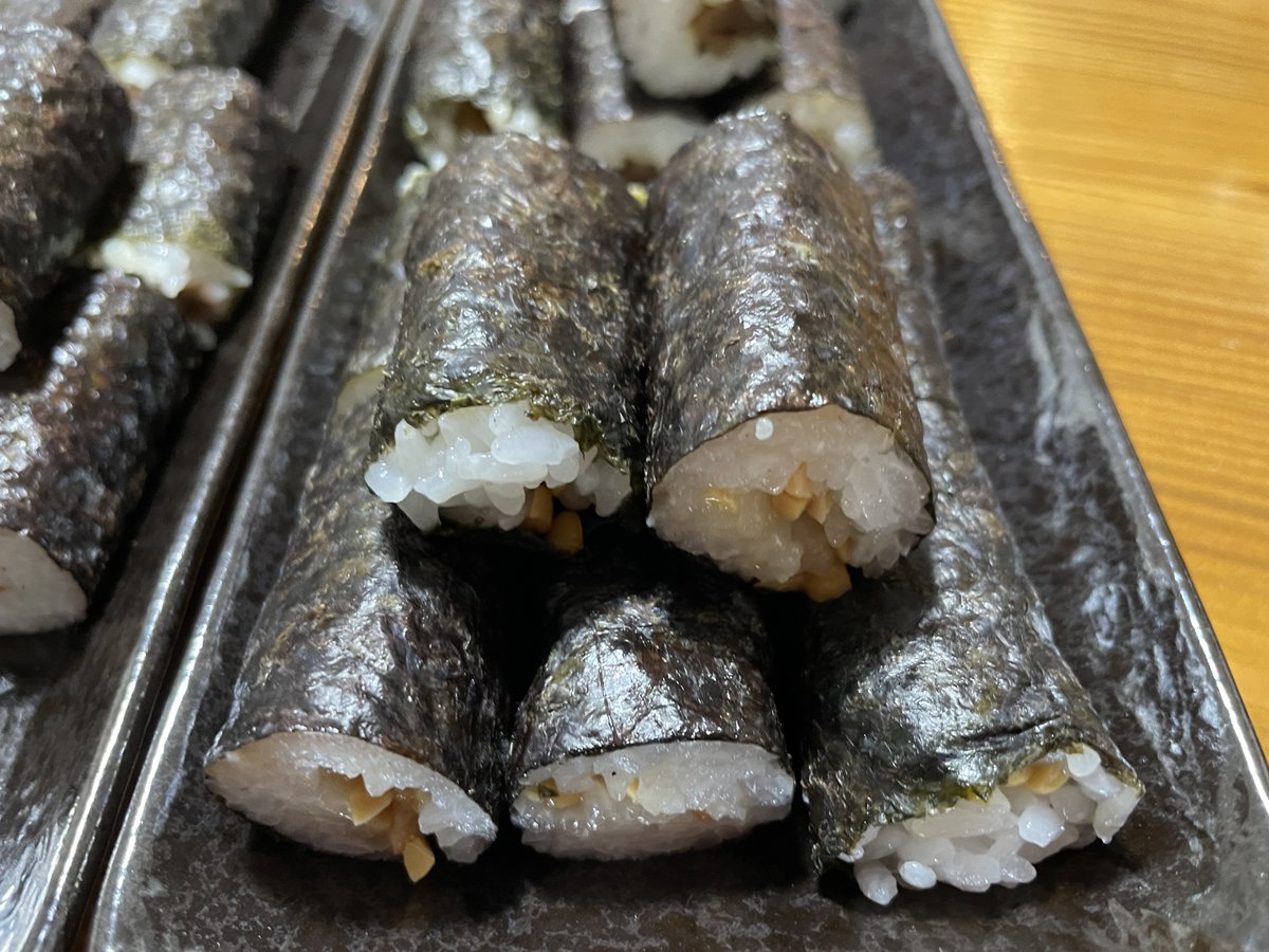 tetsu_FeI's tweet photo. 久しぶりにのり巻きのさとうさんに寄りました。

16時を過ぎていたので1本100円でした。

#のり巻きのさとう https://t.co/dcsNybHtAB