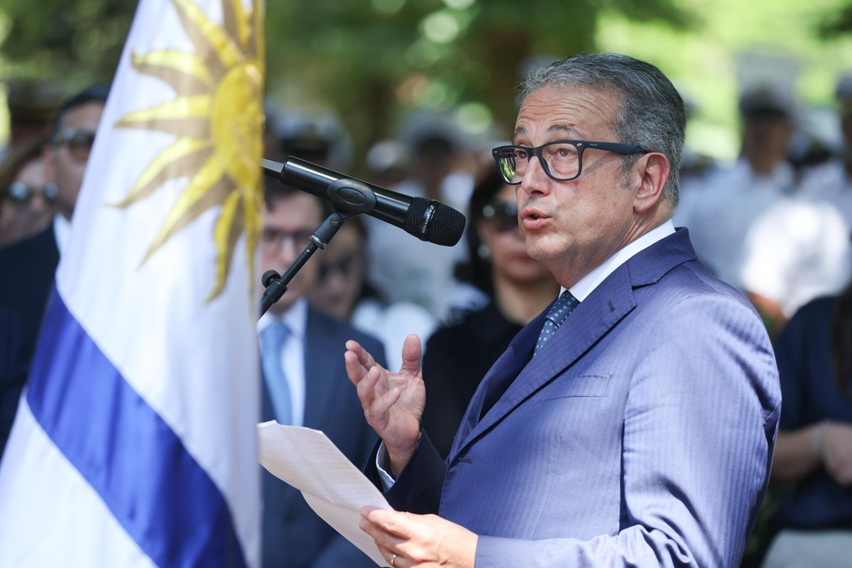 DellUtriMassimo's tweet photo. Oggi ho avuto l’onore di rappresentare il Governo italiano alla Festa Nazionale dell’#Uruguay,anche alla presenza di @FAODG. Un’occasione per celebrare l’amicizia tra i nostri Paesi,fondata su storia, valori condivisi e una forte comunità di origine italiana.🇮🇹🇺🇾
@ItalyinUruguay https://t.co/eGN1g0qhOZ