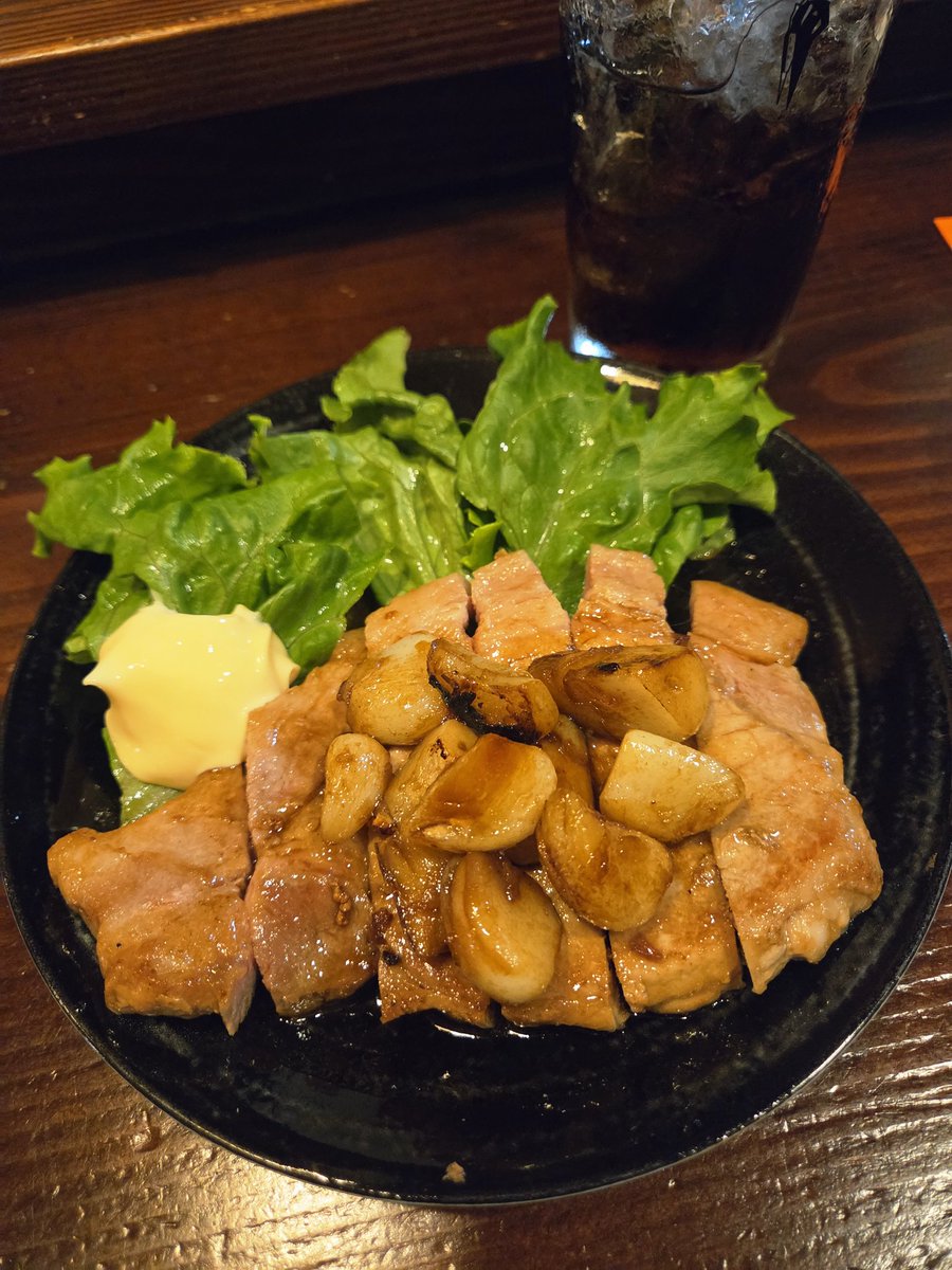 masatosango's tweet photo. 最近暴飲暴食しすぎたんで今日の晩ごはんはこれだけ😋
トンテキのにんにくうまぁ🧄 https://t.co/LMB88XTjKK