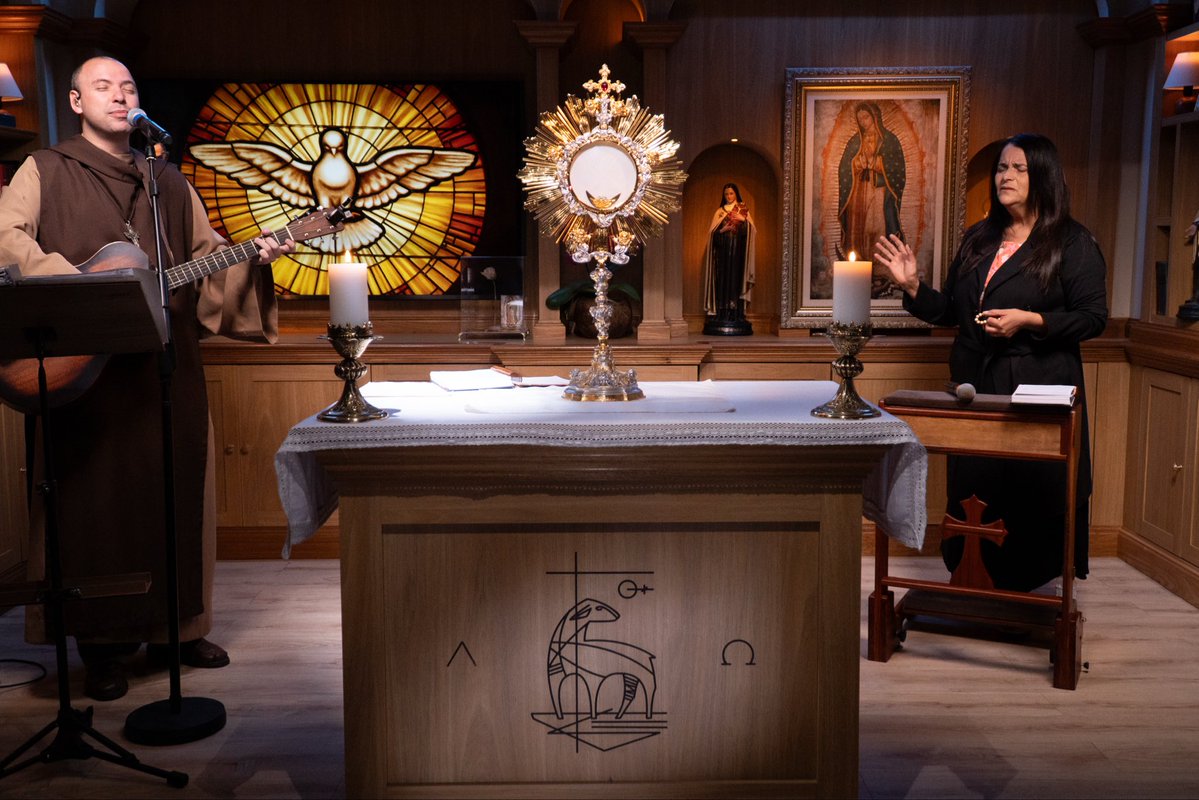 FreiGilsonCMES's tweet photo. Minha gente, que alegria rezar o Santo Rosário com vocês nesta sexta-feira! 🙏
Foi muito especial. Tenho certeza de que Deus falou profundamente aos nossos corações através das músicas, da meditação da Palavra de Deus, da oração e dos testemunhos que ouvimos. Foi lindo!
Aproveito também para agradecer pela generosidade de vocês. Estamos muito próximos dos 100%, e acredito que na próxima semana chegaremos lá. Vocês sabem do que estou falando. Muito obrigado, de coração!
Até sexta-feira que vem, se Deus quiser.
E me conta aqui nos comentários: qual foi o momento que mais te marcou hoje?