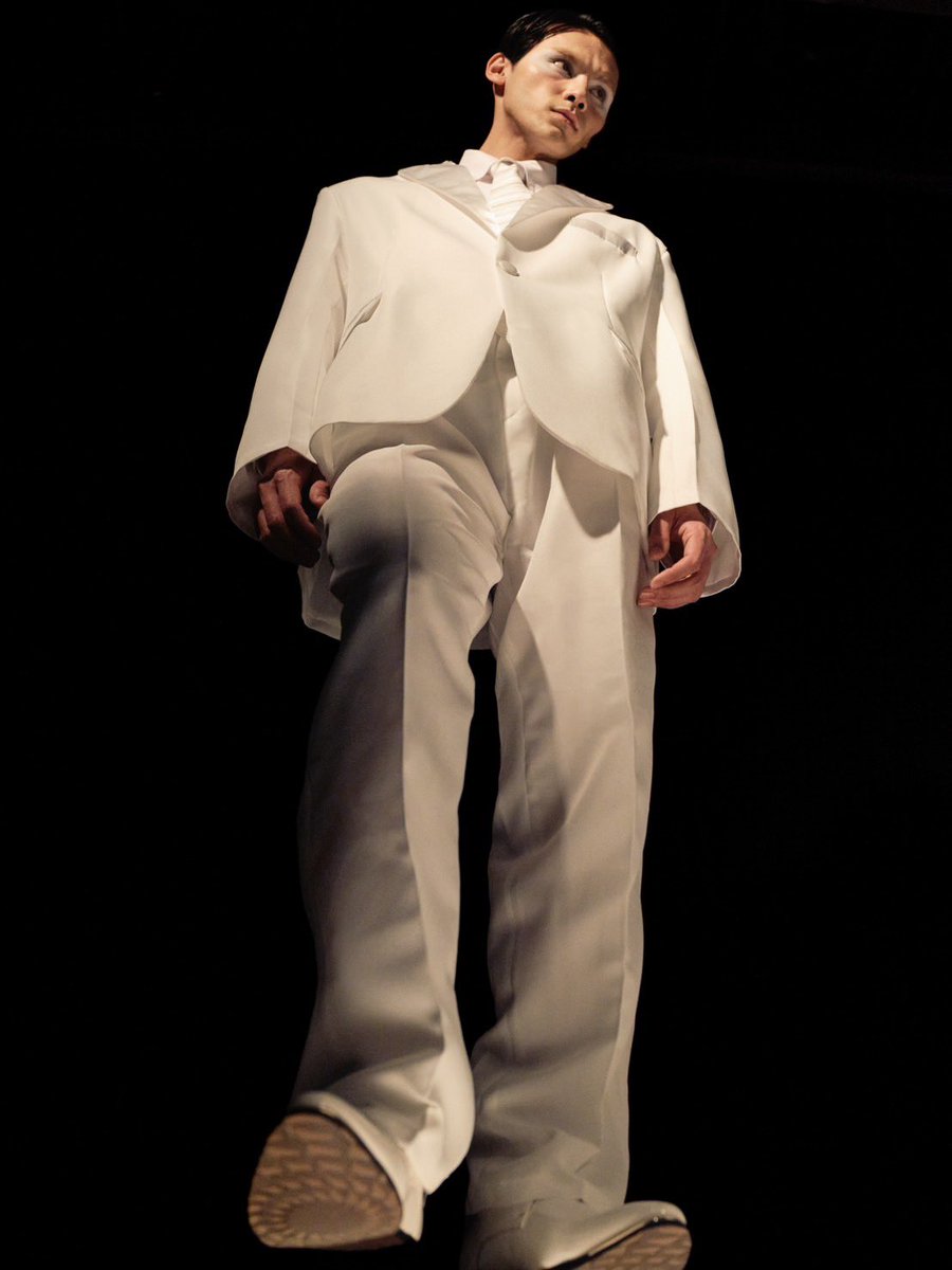 derr_official's tweet photo. ＼先行ビジュアル公開🎉／

絶賛制作中の『DANCE EAT RAVE REPEAT』にはプライベートなふたり旅の様子やファッションブランドとのコラボレーションで実現した撮り下ろしカットなど、刺激的なビジュアルも満載です🤩

モノトーンのシンプルなスーツだからこそ浮かび上がるふたりの個性✨
この一冊でしか見られない特別なカットを本日先行公開します！！

#長谷川慎 @makoto_lo_olzzz 
#龍
#danceeatraverepeat
#THERAMPAGE @therampagefext