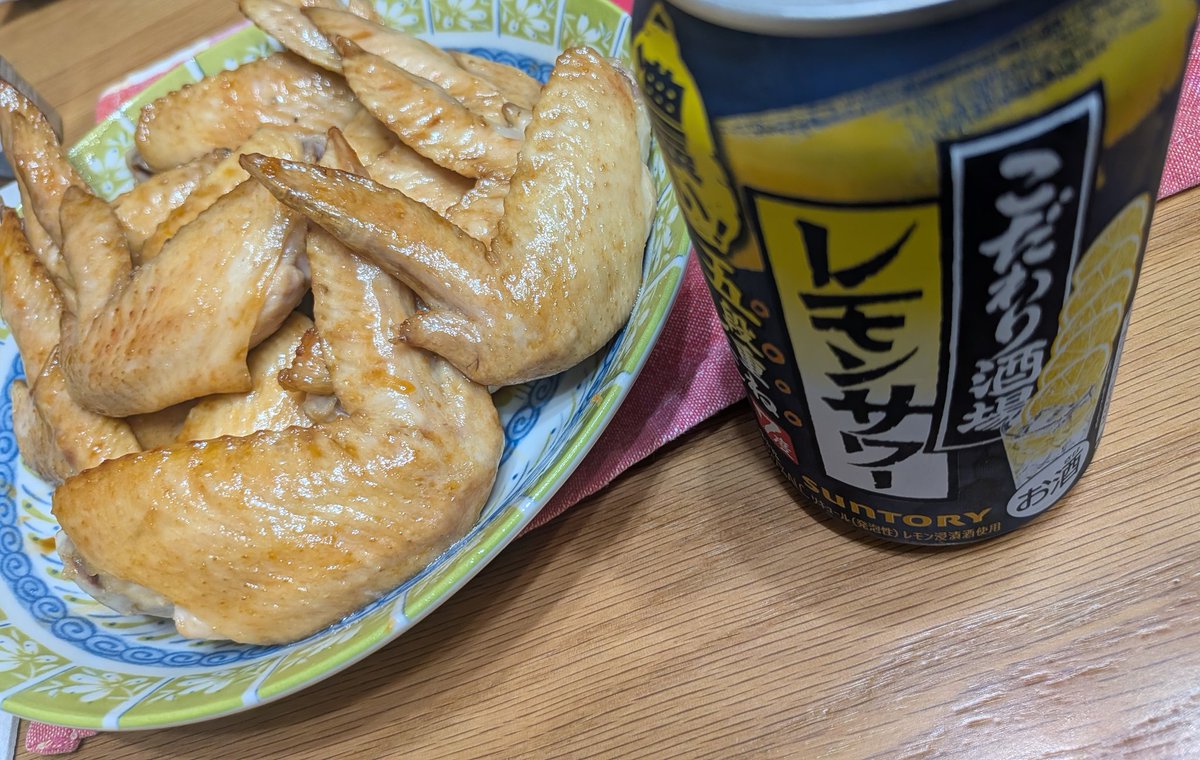 shon0310_'s tweet photo. パリッと揚げた手羽先に甘辛ダレ絡めて胡椒タップリの特製ミックススパイスかけながら手ベッッッタベタにしつつレモンサワーぶち込むぜ🐔🍺

#おうちごはん https://t.co/GeudFwp5lA