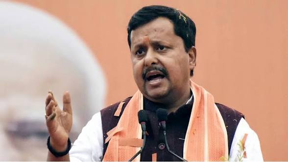 romita_tiwari's tweet photo. कर्नाटक में क्रॉस वोटिंग से BJP शीर्ष नेतृत्व नाराज

BJP के अध्यक्ष नितिन नवीन ने कर्नाटक MLC चुनाव में क्रॉस-वोटिंग को लेकर पार्टी की राज्य इकाई के प्रमुख विजयेंद्र येदियुरप्पा और कुछ अन्य नेताओं को तलब किया है।

सूत्रों के अनुसार, नवीन नवीन ने चुनाव में क्रॉस-वोटिंग पर कड़ी आपत्ति जताई है। उन्होंने येदियुरप्पा और अन्य नेताओं से 23 जून को उनसे मुलाकात को कहा है।

नतीजों में विपक्षी दल BJP और JDS के विधायकों की क्रॉस-वोटिंग सामने आई, जिससे कांग्रेस को 151 वोट मिले, जो उसके अनुमानित 140 वोटों से 11 अधिक थे।

शुरुआती जानकारी से पता चलता है कि इस चुनाव में बीजेपी के 3 और JDU 8 विधायकों ने कथित तौर पर क्रॉस-वोटिंग की और बीजेपी के एक विधायक का वोट अमान्य घोषित कर दिया गया।