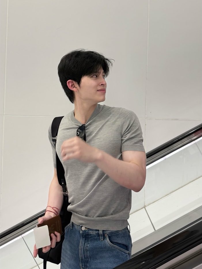ppw0102's tweet photo. สมกับเป็นตัวท้อปด้านวัสดุแฟนหนุ่มจริงๆอะ แต่ละรูปคือให้ฟิล candid มาก หล่อ เทสดี ✅✅ https://t.co/Vpp6JLx4Jq
