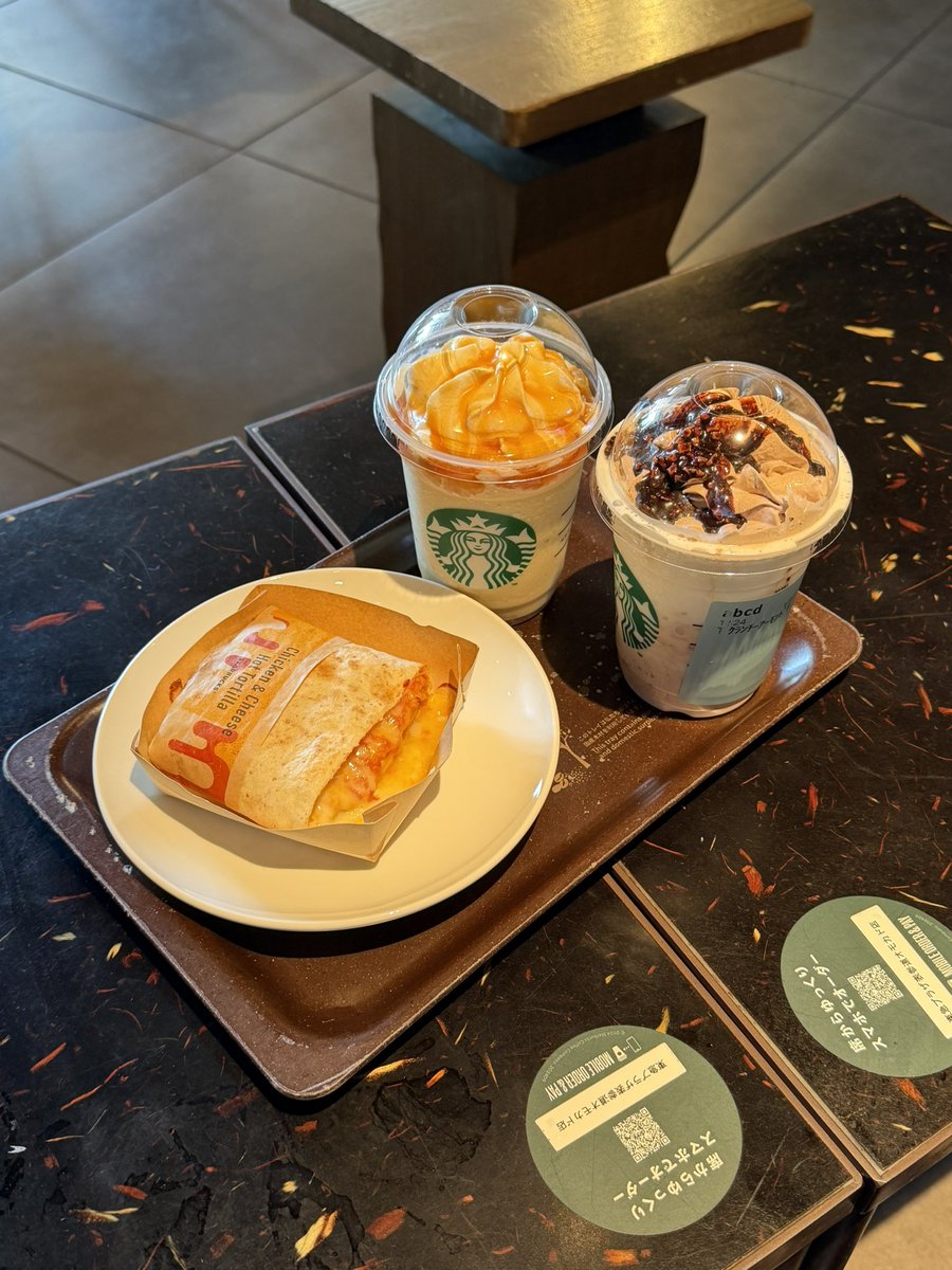 403_eeeer's tweet photo. ハニーバナナフラペチーノ 🍌🍯

クランチーアーモンドチョコレートフラペチーノ 🍫

チキン＆チーズ ホットトルティーヤ 

#スタバ #Starbucks
#カフェ巡り https://t.co/JNhzn2UdC4