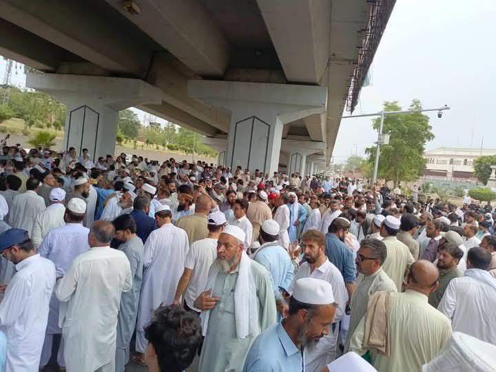 Voice4KPK's tweet photo. پشاور دھرنا 19 جون اپڈیٹ 
سرکاری ملازمین کی صوبائی اسمبلی کے سامنے دھرنا ۔ https://t.co/6VggCoMe0Y