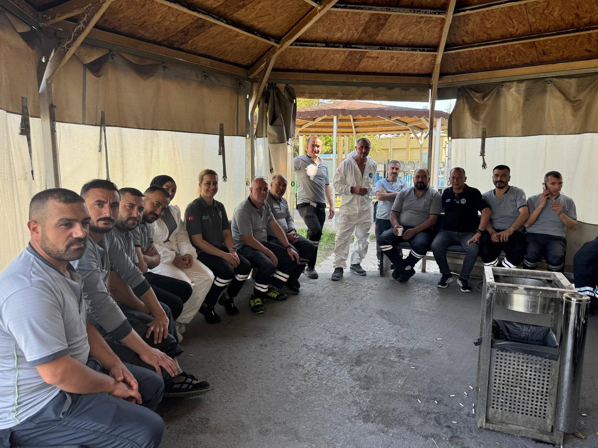 Sb1Tms's tweet photo. Mercedes Benz Türk A.Ş. de 07.30 - 15.30 Vardiyasında İşyeri Temsilcilerimiz ;
Çalışan Üyelerimiz ile Bir Araya Gelerek Güncel Konular Hakkında Bilgi Alış Verişinde Bulundular.
#TürkMetalSendikası
#UysalALTUNDAĞ
#Aksaray1NoluŞube https://t.co/P5JtvwqMtt