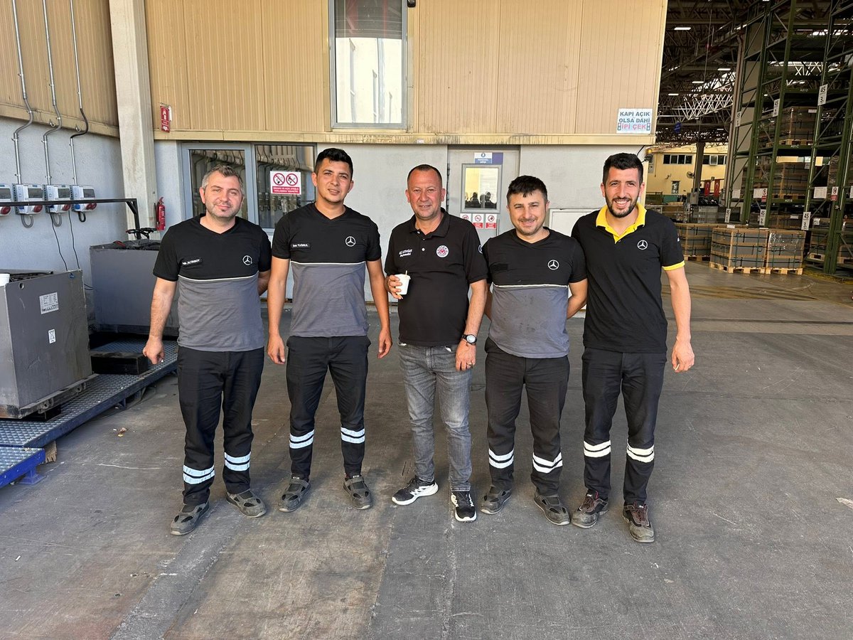 Sb1Tms's tweet photo. Mercedes Benz Türk A.Ş. de 07.30 - 15.30 Vardiyasında İşyeri Temsilcilerimiz ;
Çalışan Üyelerimiz ile Bir Araya Gelerek Güncel Konular Hakkında Bilgi Alış Verişinde Bulundular.
#TürkMetalSendikası
#UysalALTUNDAĞ
#Aksaray1NoluŞube https://t.co/P5JtvwqMtt