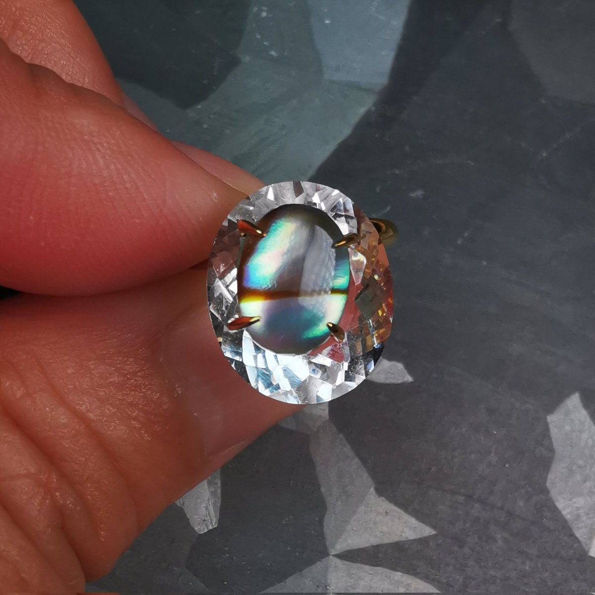 wowstones's tweet photo. 出会ってしまったこちら
何がなんだか分からないと思うが、ファセットカットのクォーツの上にアヴァロンシェルのダブレットが乗ったイヤカフ
1粒で石がふたつも楽しめるなんて❣️(正確にはクォーツとシェルとクォーツ🥰)
Thalattaさんにて

どちらも大変お手頃😆
日曜日までスパイラルでやってるよ https://t.co/kqRj9KHg3l