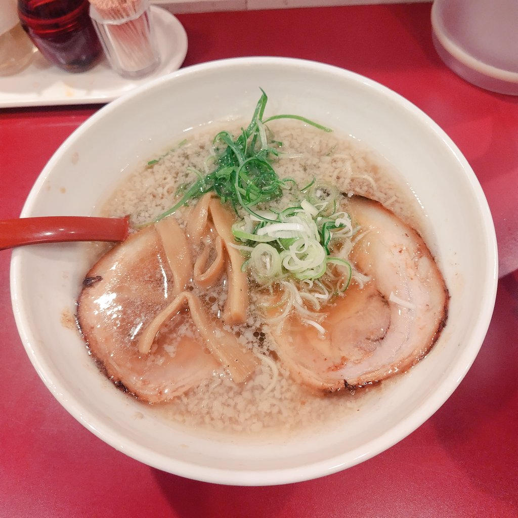 Salmon_FlyHigh's tweet photo. 【らーめん味里misato@新大久保／醤油ラーメン】
麺の固さ、味の濃さ、背脂の量のお好みが選べます🥳背脂がデフォでも液体油がバッチリ🤩懐かしさを感じる背脂ラーメンな印象ですが、醤油が強くなく優しい味わいで、油脂のこってり感を堪能できます😋トロトロで味染みバッチリなチャーシューも激ウマ🐖 https://t.co/MCuEV4zLfg