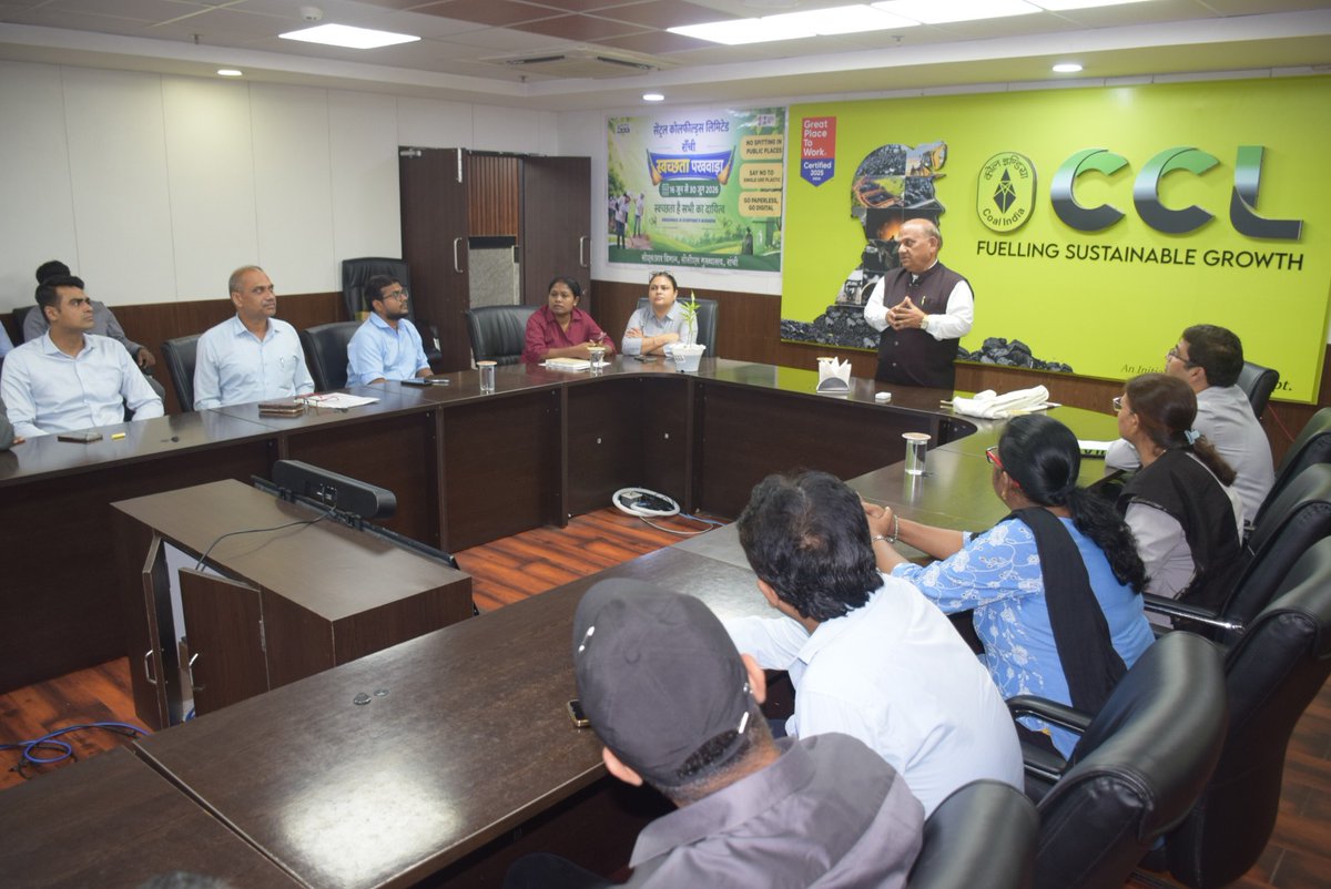CCLRanchi's tweet photo. सेंट्रल कोलफील्ड्स लिमिटेड द्वारा स्वच्छता पखवाड़ा-2026 के अंतर्गत "𝑹𝒆𝒅𝒖𝒄𝒊𝒏𝒈 𝑷𝒍𝒂𝒔𝒕𝒊𝒄 𝑾𝒂𝒔𝒕𝒆 𝒇𝒐𝒓 𝑨 𝑮𝒓𝒆𝒆𝒏𝒆𝒓 𝑻𝒐𝒎𝒐𝒓𝒓𝒐𝒘" विषय पर एक व्याख्यान एवं वेबिनार का सफल आयोजन किया गया।

इस अवसर पर CIPET, रांची के निदेशक एवं प्रमुख श्री अवनीत कुमार जोशी द्वारा प्लास्टिक अपशिष्ट प्रबंधन, पर्यावरण संरक्षण तथा सतत विकास से संबंधित महत्वपूर्ण विषयों पर व्याख्यान प्रस्तुत किया गया। कार्यक्रम में प्रतिभागियों को एकल-उपयोग प्लास्टिक के दुष्प्रभावों एवं प्लास्टिक अपशिष्ट में कमी लाने हेतु अपनाए जाने वाले व्यवहारिक उपायों के प्रति जागरूक किया गया।

आइए, प्लास्टिक उपयोग को कम करने तथा स्वच्छ, हरित एवं सतत भविष्य के निर्माण हेतु सामूहिक प्रयास करें।

#CCL #SwachhtaPakhwada2026 #PlasticWasteReduction #EnvironmentalSustainability #CleanIndia #GreenIndia 

@kishanreddybjp @satishdubeyy @CoalMinistry @CoalIndiaHQ
