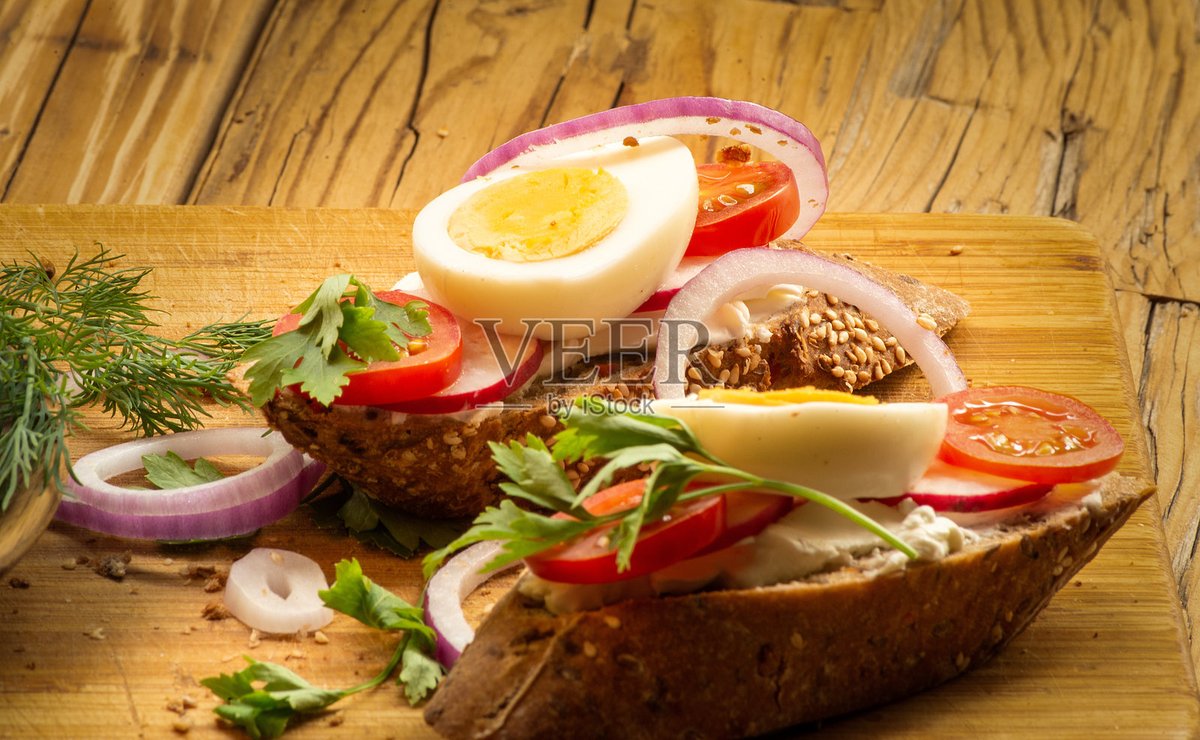 Andrej34096309's tweet photo. Just enjoyed a warm homemade egg sandwich with a side of fresh cherry tomatoes—easy, filling, and perfect for a busy workday! https://t.co/fxhLdgKkSz