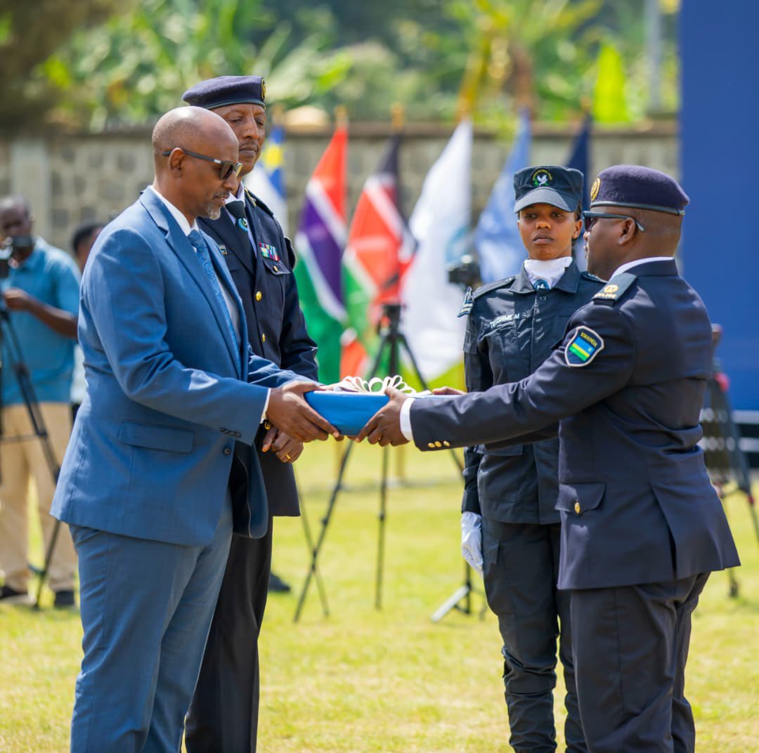 UKWELITIMES's tweet photo. 🛑AMAKURU: Minisitiri w’Uburezi @JoNsengimana ,yasabye abarangije amasomo ya Senior Command and Staff Course Intake 14 guhuza imyitwarire myiza, ubumenyi n’ubushobozi mu kazi kugira ngo bashobore guhangana n’ibibazo by’umutekano bikomeje kugorana muri iki gihe.

Yanabibukije gukomeza kurangwa n’ubunyangamugayo, ubunyamwuga no kubahiriza inshingano, bakorera hamwe mu kubaka Afurika irangwa n’amahoro n’umutekano birambye.

@Rwandapolice @Rwanda_Edu @MusanzeDistrict  #UkweliTimes 

✍️@Uwayezu_Alodie