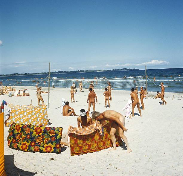 GDRvisuals's tweet photo. Naked East Germans enjoying their holiday on a nudist beach on the Island of Rügen, 1980. https://t.co/uRRXHqN8M2