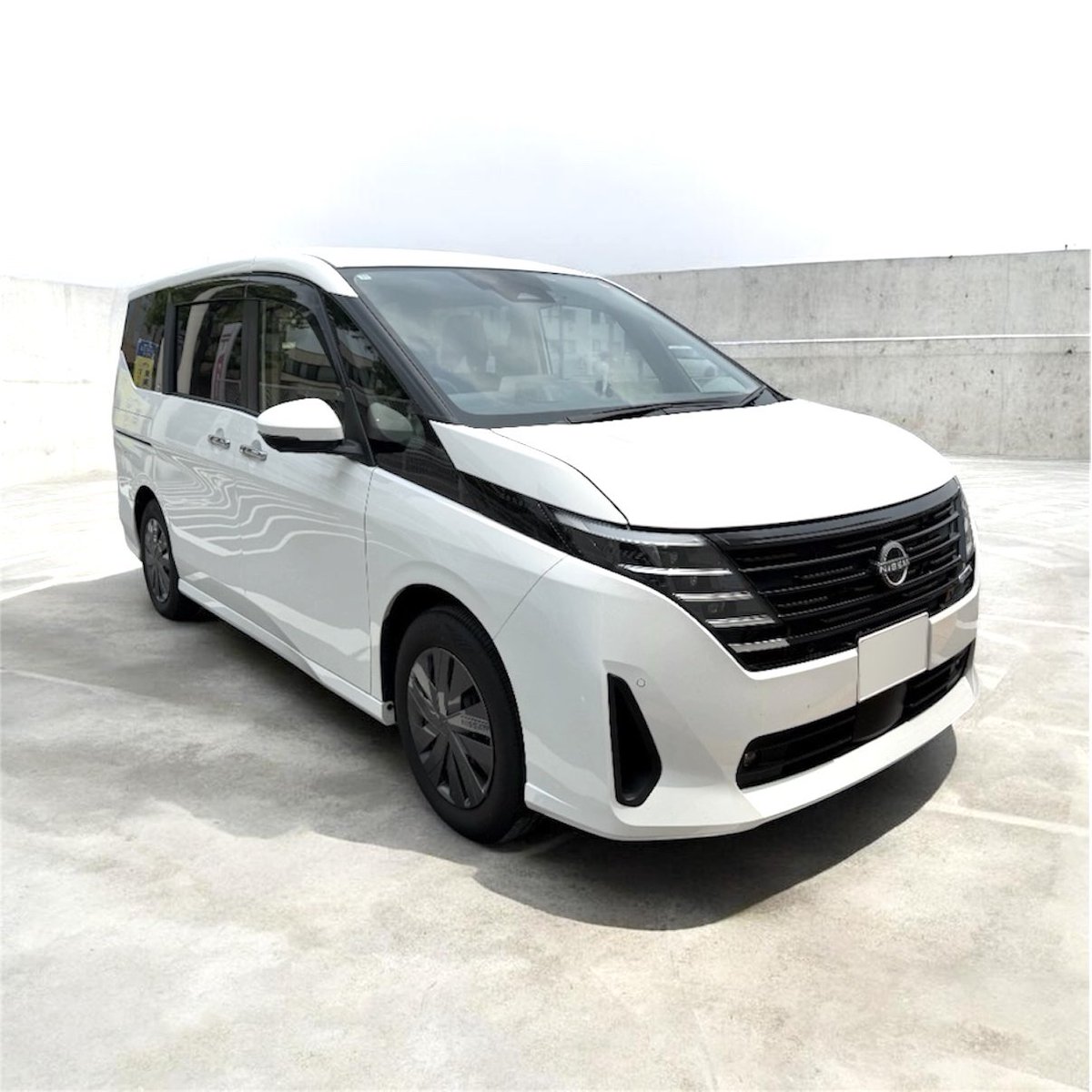 matsubo_R32's tweet photo. 会社の新車のセレナで合同説明会へ。
シフトノブがない。
給油キャップもない。
平成一桁の車しか持っていない私は終始パニック。
Dに入れようとして左手が空を切った。 https://t.co/pGooXDEF9C