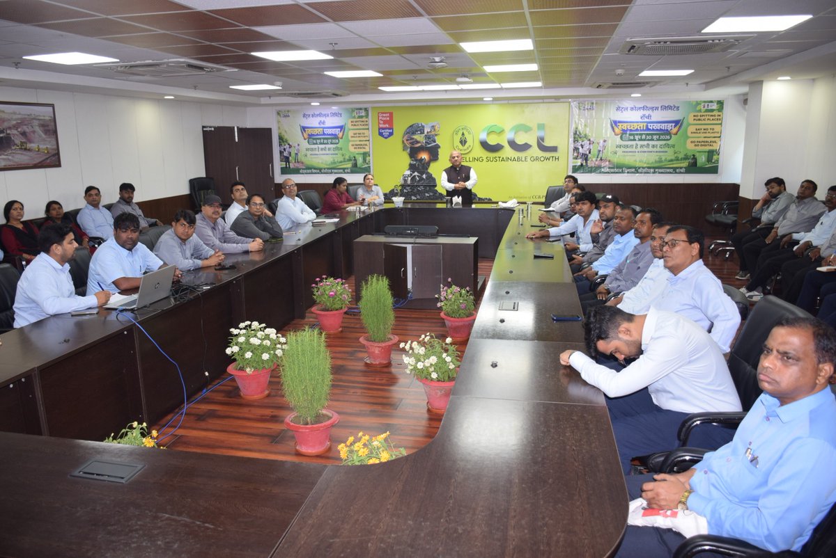 CCLRanchi's tweet photo. सेंट्रल कोलफील्ड्स लिमिटेड द्वारा स्वच्छता पखवाड़ा-2026 के अंतर्गत "𝑹𝒆𝒅𝒖𝒄𝒊𝒏𝒈 𝑷𝒍𝒂𝒔𝒕𝒊𝒄 𝑾𝒂𝒔𝒕𝒆 𝒇𝒐𝒓 𝑨 𝑮𝒓𝒆𝒆𝒏𝒆𝒓 𝑻𝒐𝒎𝒐𝒓𝒓𝒐𝒘" विषय पर एक व्याख्यान एवं वेबिनार का सफल आयोजन किया गया।

इस अवसर पर CIPET, रांची के निदेशक एवं प्रमुख श्री अवनीत कुमार जोशी द्वारा प्लास्टिक अपशिष्ट प्रबंधन, पर्यावरण संरक्षण तथा सतत विकास से संबंधित महत्वपूर्ण विषयों पर व्याख्यान प्रस्तुत किया गया। कार्यक्रम में प्रतिभागियों को एकल-उपयोग प्लास्टिक के दुष्प्रभावों एवं प्लास्टिक अपशिष्ट में कमी लाने हेतु अपनाए जाने वाले व्यवहारिक उपायों के प्रति जागरूक किया गया।

आइए, प्लास्टिक उपयोग को कम करने तथा स्वच्छ, हरित एवं सतत भविष्य के निर्माण हेतु सामूहिक प्रयास करें।

#CCL #SwachhtaPakhwada2026 #PlasticWasteReduction #EnvironmentalSustainability #CleanIndia #GreenIndia 

@kishanreddybjp @satishdubeyy @CoalMinistry @CoalIndiaHQ