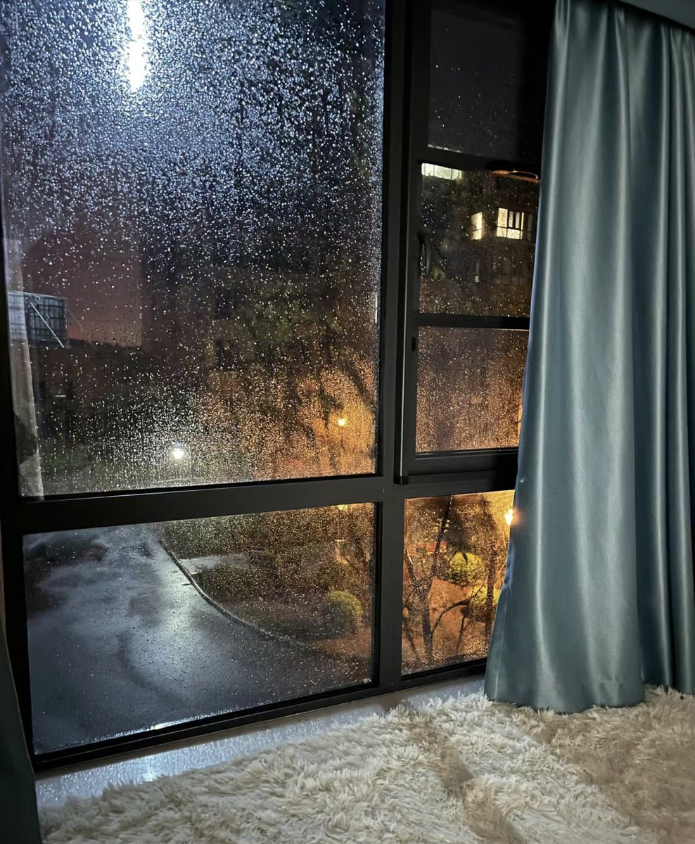 daniel_33_vlc's tweet photo. Got stuck in a sudden downpour on my way home, soaked to the bone, but the cold wind’s making the sticky summer heat finally fade. What a weird little mix of annoyed and oddly refreshed feeling. https://t.co/Koxmj20ojN