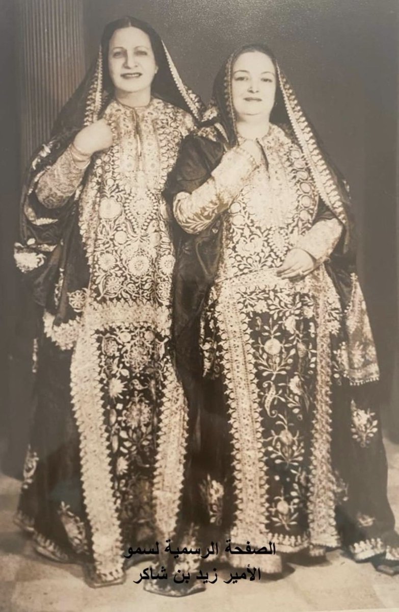 ReemAlbassam's tweet photo. لفتت نظري صور للشريفة غزوة، والدة الشريف زيد بن شاكر.
ومن المعروف تقارب تراث الجزيرة العربية،

وأن الثوب المسدّح وما يقاربه من الأزياء كان معروفًا في الحجاز، إلا أن بعضها –كما في الصور- ارتبط أكثر بنجد،

فهل كانت هذه الأزياء شائعة بين نساء الحجاز، أم ارتبطت بفئات ومناسبات معينة؟ https://t.co/n5MGjpGULs