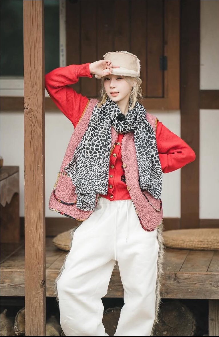 wntrstats's tweet photo. I can take whatever, put it all over my body. That’s FASHION 💋

#WINTER #윈터 #金旼炡 #冬子 #aespa #æspa #에스파 #ウィンター https://t.co/XuqbpoGhUj