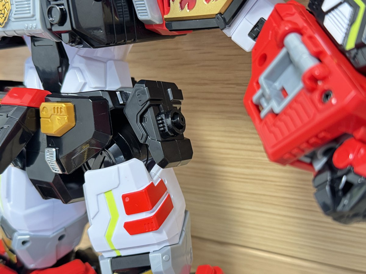 fs0919g's tweet photo. 楽しみにしてたグランブルーレオン届いたが、ブレイオンの腰ジョイントが片方欠品であった……ショップからは返品しか受け付けない言ってるしどうしたものかな🤔 https://t.co/doE0UlDT7r