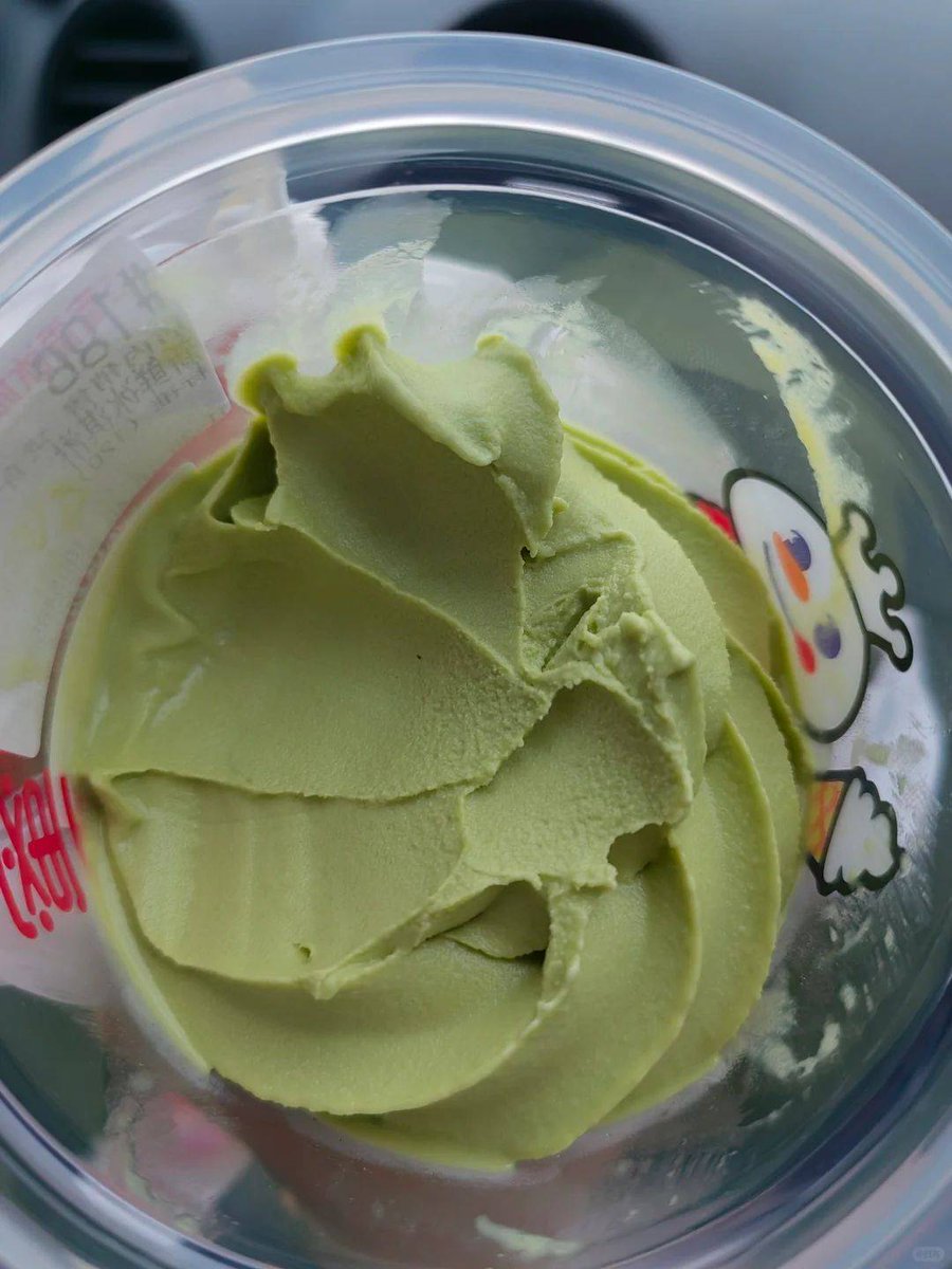 BrandonReeukoq's tweet photo. Mouthwatering homemade matcha ice cream melting on a crisp waffle cone, drizzled with wild honey—sunny afternoon vibes, pure bliss for my sweet tooth! https://t.co/MqAOALzOba