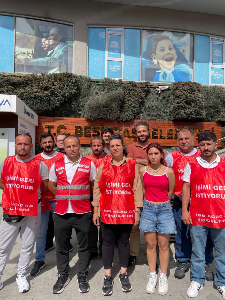 TuranCil58's tweet photo. 186. Gün
“Paramız ne zaman yatacak?”
Sorduğumuz tek soru buydu.
Alın terimizin karşılığını istemek, emeğimizin hakkını aramak suç değildir. Ama Beşiktaş Belediyesi’nde bu basit soruya verilen cevap işçiyi susturmak, cezalandırmak ve işten atmak oldu.
Sosyal demokratlık maskesi takanlar, emekçinin hakkını sorunca gerçek yüzlerini gösterdi. Bir işçiyi ekmeğinden ettiler, okumakta olan iki çocuğunu mağdur ettiler, bir ailenin geleceğiyle oynadılar.
Bugün yaşadığımız bu haksızlığın ve vicdansızlığın sorumlularından biri de Beşiktaş Belediye Başkan Vekili Ömer Rasim Şişman'dır. Bu zulmü, bu adaletsizliği, bu emek düşmanlığını her yerde anlatacağız. Çünkü hakkını isteyen işçiyi kapının önüne koyanlar teşhir edilmeyi hak ediyor.
Bir yandan “Ne Mutlu Beşiktaş Var” diyerek şirin görünmeye çalışanlar, diğer yandan soru soran emekçileri cezalandırıyor. Beşiktaş’ın ihtiyacı olan şey baskı değil adalet, tehdit değil emekçinin hakkıdır.
Soru soranı cezalandıran, hakkını arayan işçiyi işsiz bırakan anlayışı kabul etmiyoruz!
İşimizi geri istiyoruz! Adalet istiyoruz! Zulme boyun eğmiyeceğiz. 
@RasimSisman @BesiktasBel