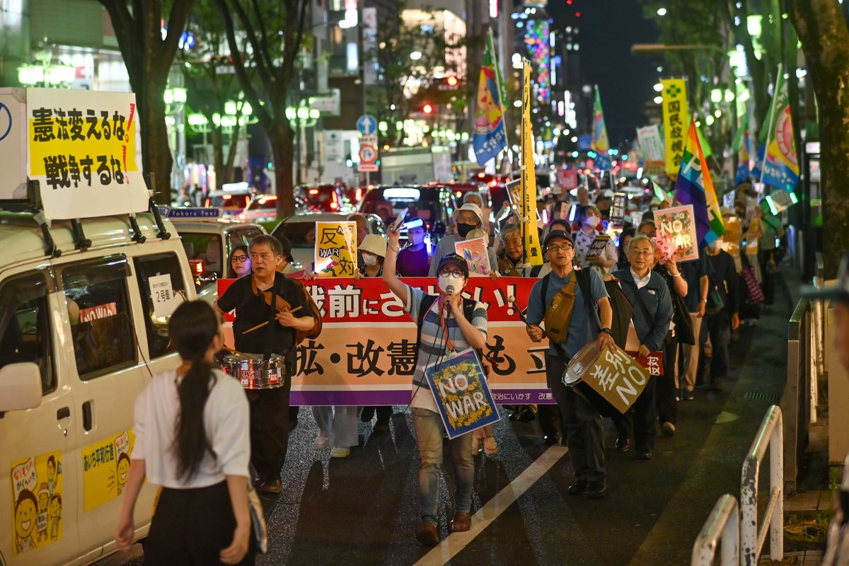 Mae_To_Ushiro's tweet photo. 名古屋・栄です。戦争ができる国づくりや改憲に突き進む、高市政権に抗議するデモが行われています。あいち総がかり行動が呼びかけて、450人が参加。「改憲反対」「高市やめろ」「小泉やめろ」などの力強いコールが、街中に響いています。
#平和憲法を守る0619名古屋栄 https://t.co/TQwT4hfDVC