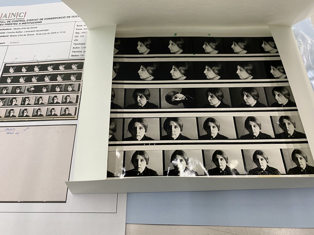 arxiunacional's tweet photo. #PrestemDocuments 🚛| Un full de contactes amb retrats de Concha Ibáñez del fons de la fotògrafa Colita | ANC1-788-N-183 forma part de l’exposició 👇🏻
✨Concha Ibáñez. L’evocació del paisatge✨
No us la perdeu!
👀@MuseuArtGirona 👉 fins al 10/01/2027
ℹ️https://t.co/AtUURIYe4e https://t.co/uvjDDKm23o